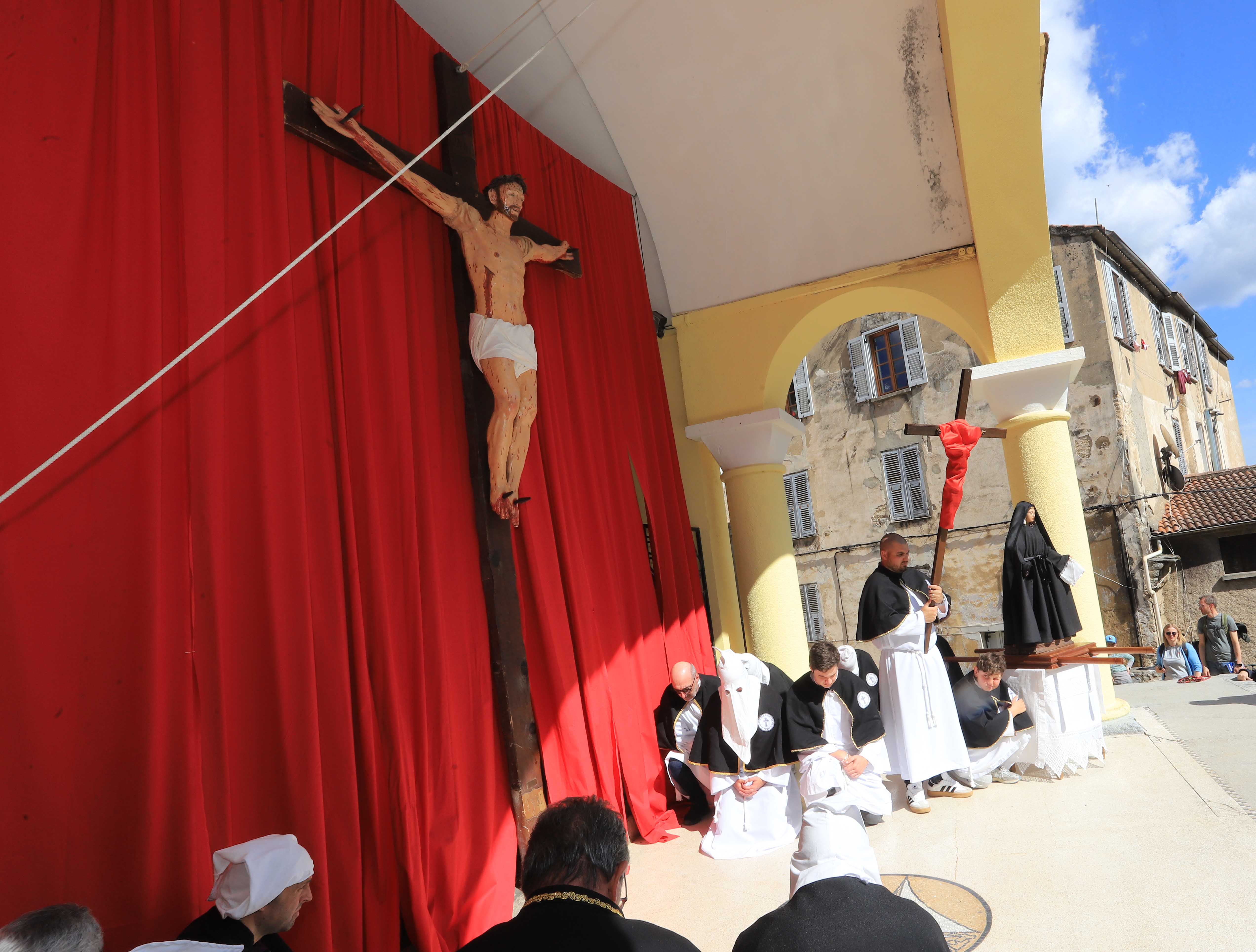 Vendredi saint : A Corte, le Christ est mis en croix !