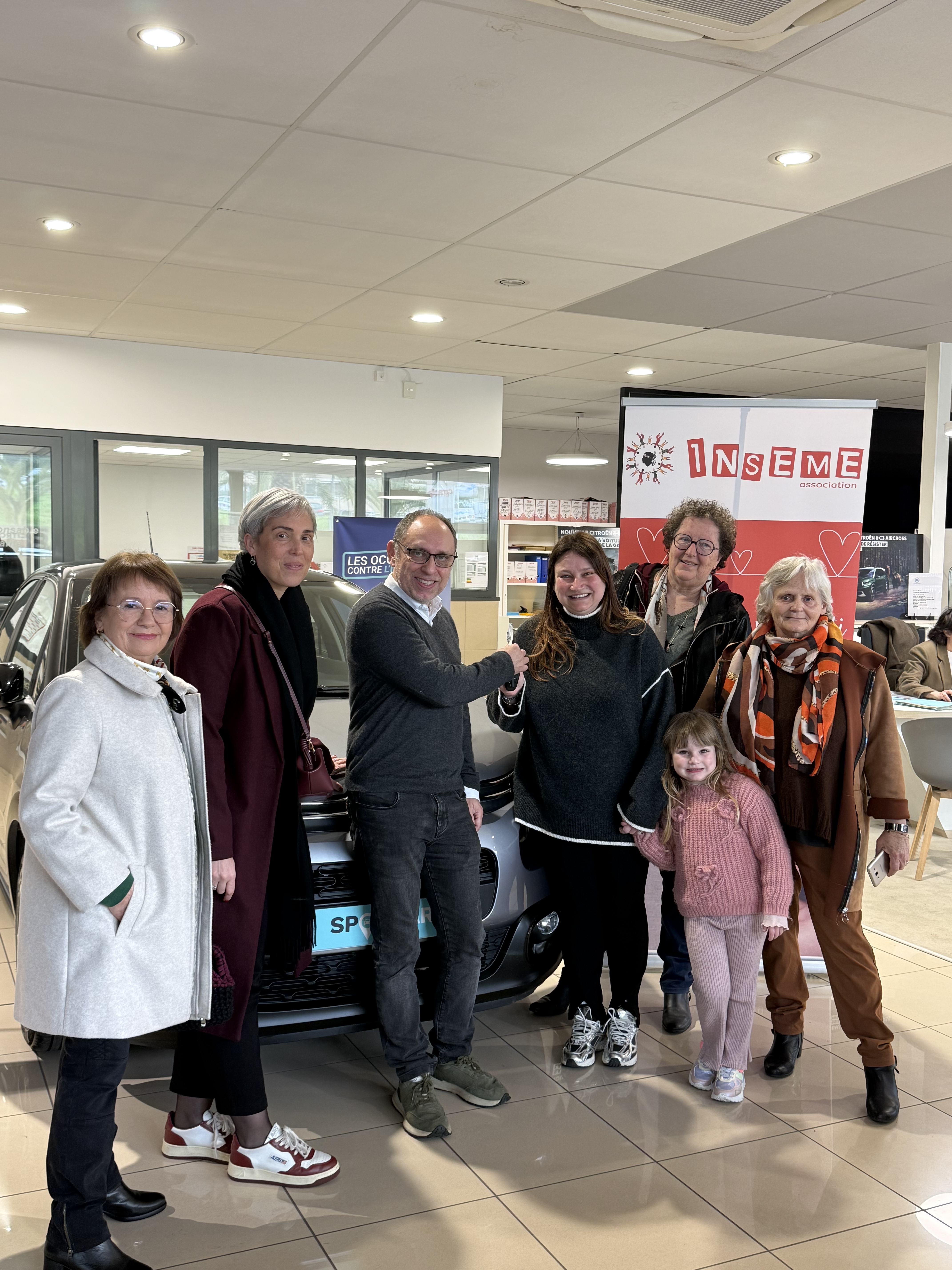 Inseme a remis les clefs de la voiture à la gagnante de sa tombola de Noël