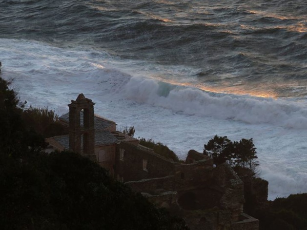 Même lorsque la tempête gronde Nonza conserve toute sa beauté (Photo Carine Poletti)