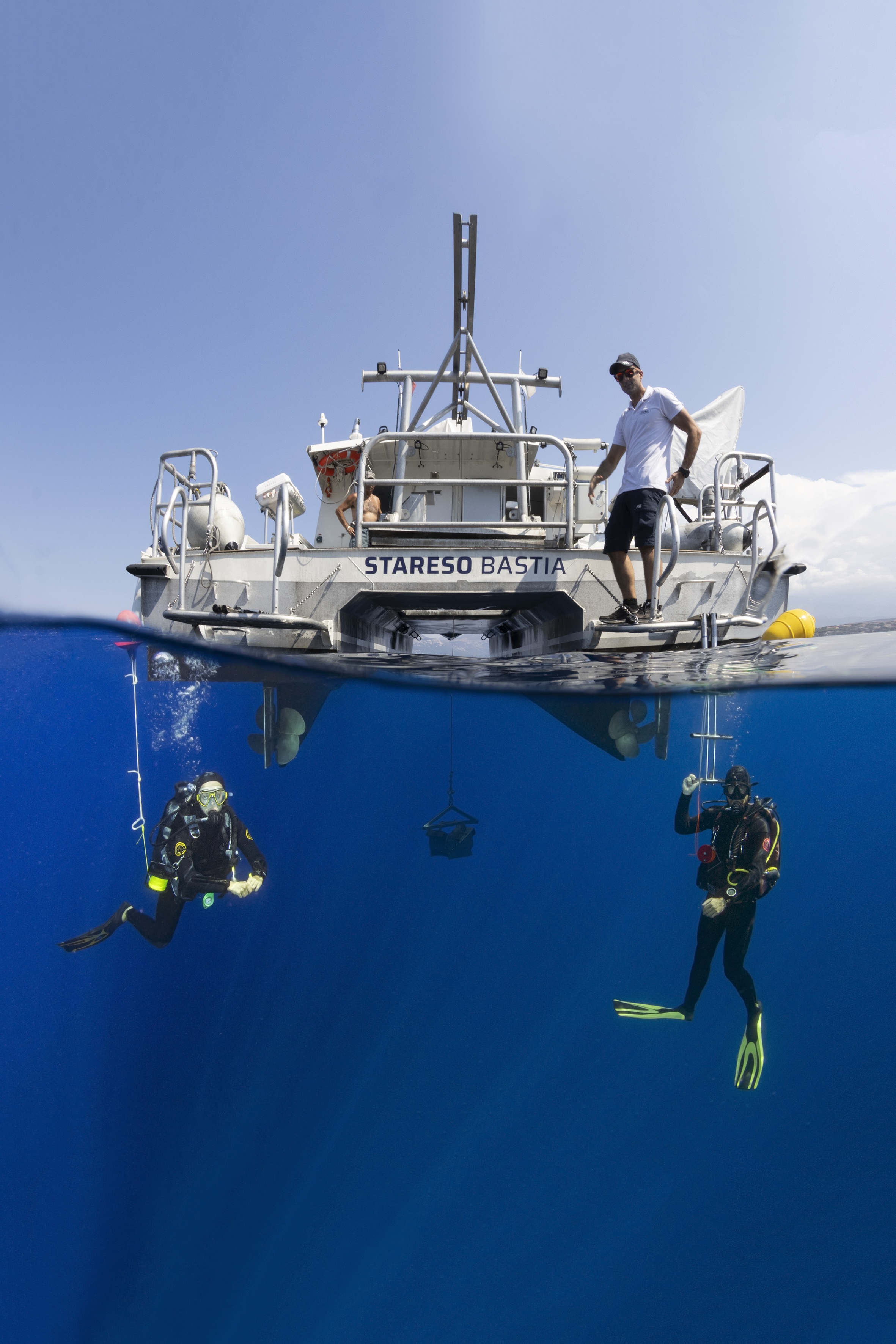 Le Stareso, un catamaran de 12 mètres, récemment acquis par la plateforme scientifique et doté d’un laboratoire et d’instruments fiables et de qualité, lui permet désormais de pouvoir mener des missions tout autour de l’île.