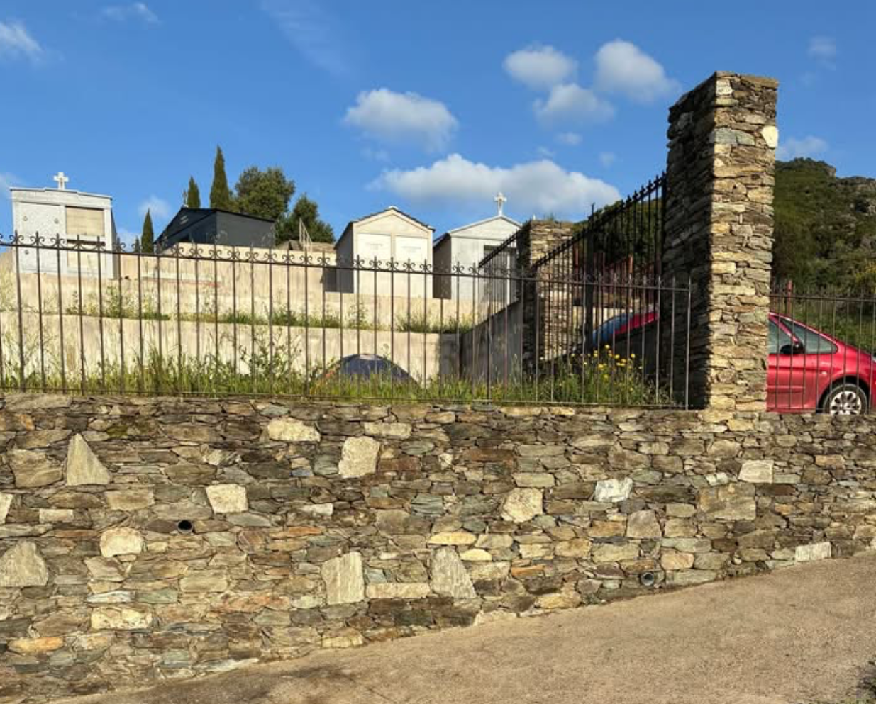 Figarella : et si on campait dans l'enceinte du cimetière ?