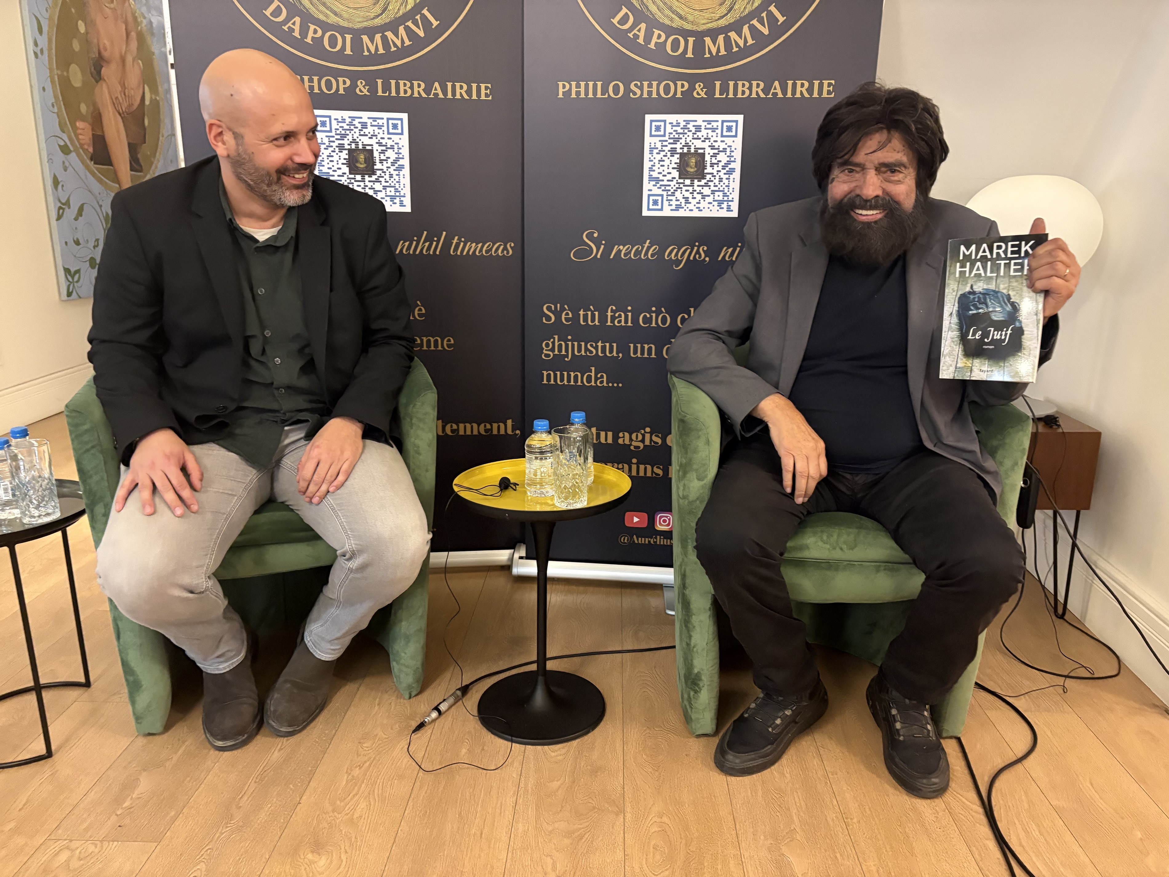 Marek Halter dans les salons de l'hôtel Central à Bastia aux côtés de l'organisateur Christophe di Caro.