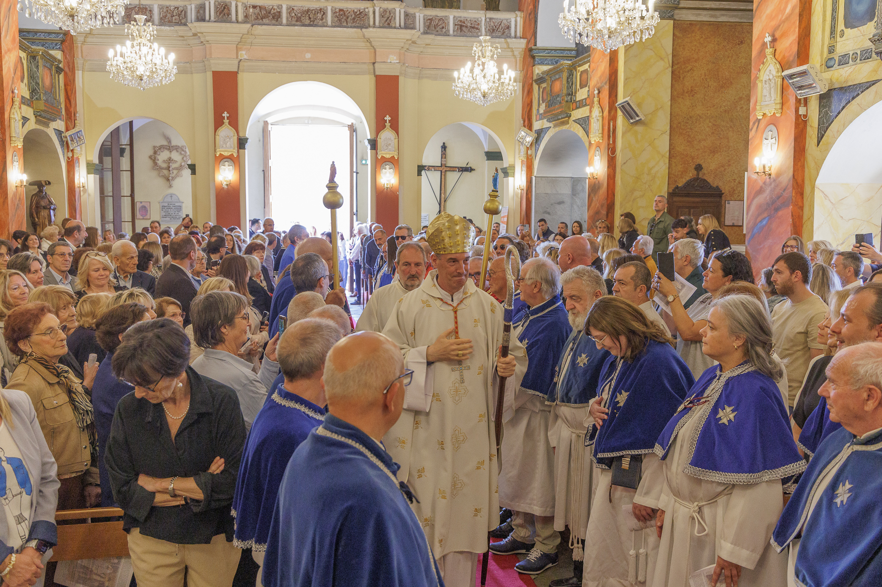 EN IMAGES - Relique de Jean-Paul II : église Santa Lucia comble pour la cérémonie présidée par le cardinal Bustillo