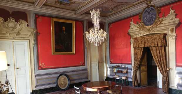 Le salon rouge du château de Stopielle. Photo CNI.
