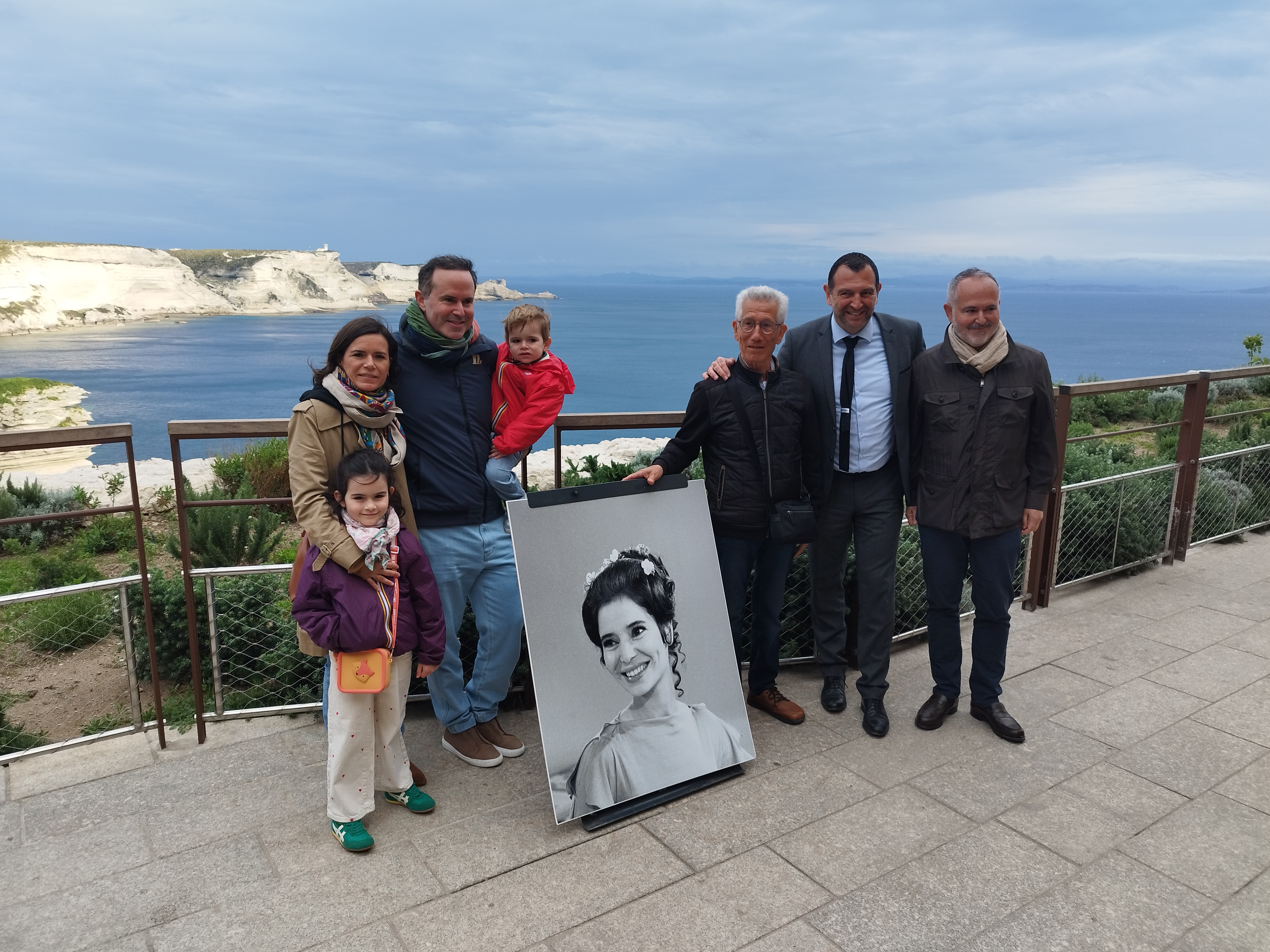 Autour du maire Jean-Charles Orsucci, Aurélien Drach, son épouse Clémentine et leurs deux enfants Rose et Marius. A droite, le frère de Marie-José Nat, Jean, et David Drach.