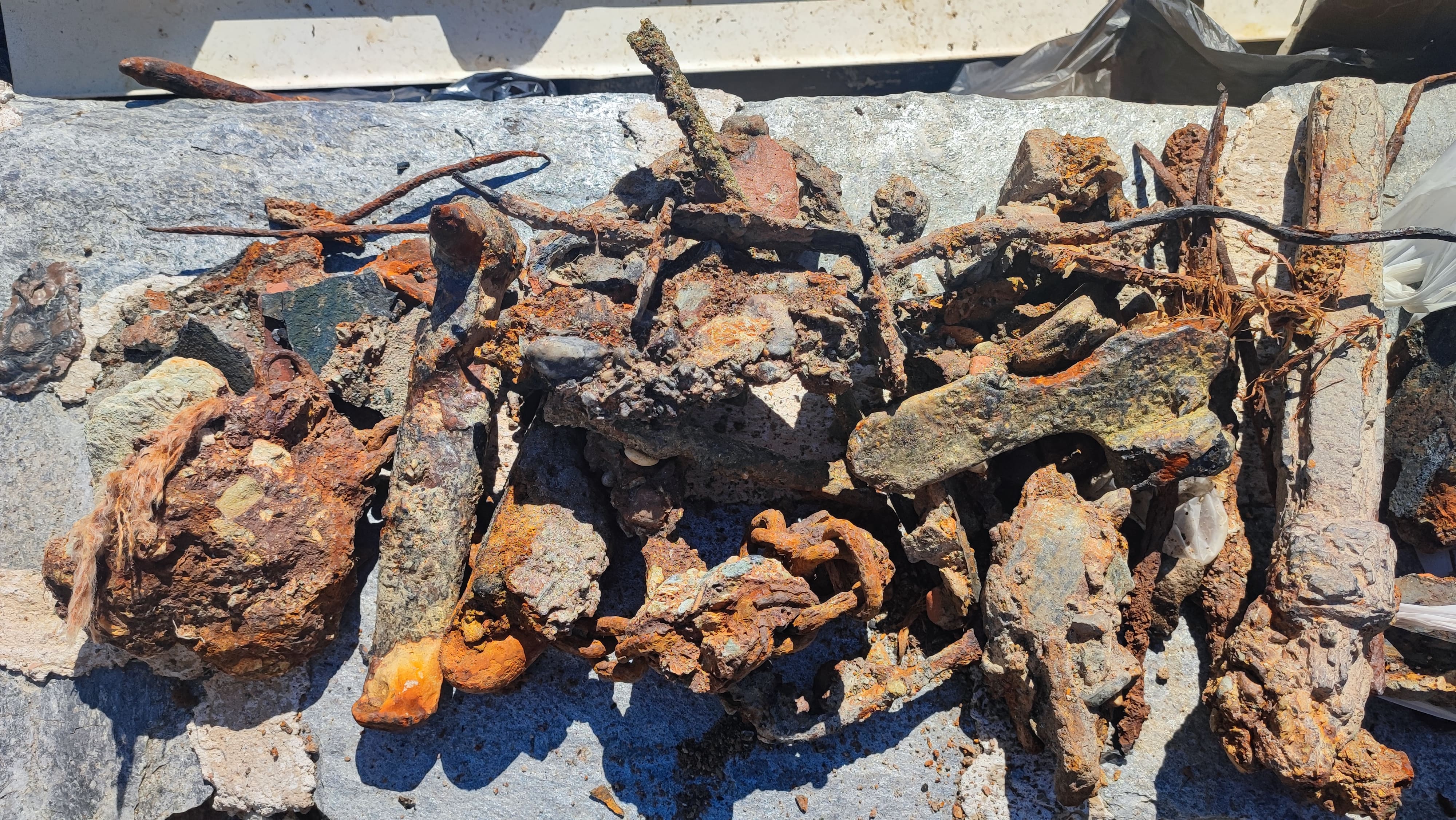 Grand nettoyage à Centuri : plus de 500 kg de déchets retirés sur la côte de l'ilot de Capense