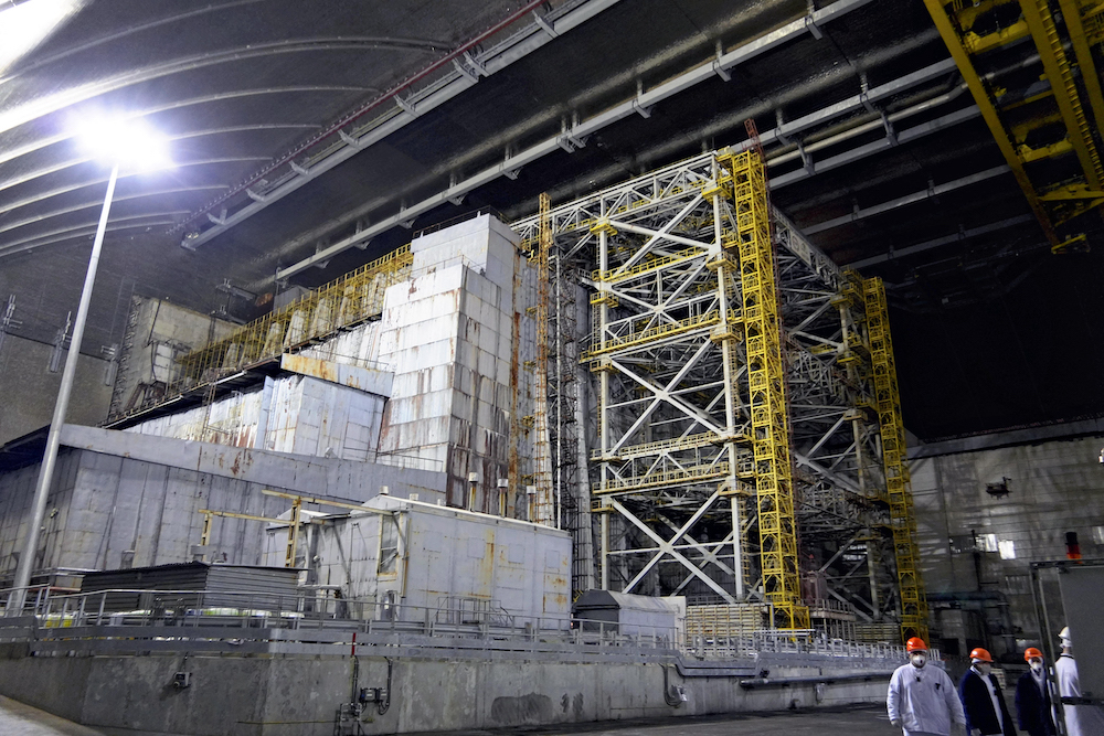 Cette photo montre l’intérieur de l’abri recouvrant le « sarcophage » de l’unité 4, qui a explosé lors de l’accident de la centrale nucléaire de Tchernobyl, à Tchernobyl, dans le nord de l’Ukraine, le 20 avril 2026.  L’accident de la centrale nucléaire de Tchernobyl s’est produit à l’unité 4 de la centrale nucléaire de Tchernobyl (ChNPP), dans la République socialiste soviétique d’Ukraine (RSS d’Ukraine), un État constitutif de l’Union des républiques socialistes soviétiques (URSS), le 26 avril 1986, et a fait 31 morts parmi les travailleurs.  L’abri en acier recouvrant l’unité 4 détruite est désormais la cible d’attaques de la Russie, l’exposant à de nouveaux dangers. Une zone de 30 kilomètres autour de la centrale reste interdite d’accès. (Photo : Yumiko Kurashige / Yomiuri / The Yomiuri Shimbun via AFP)