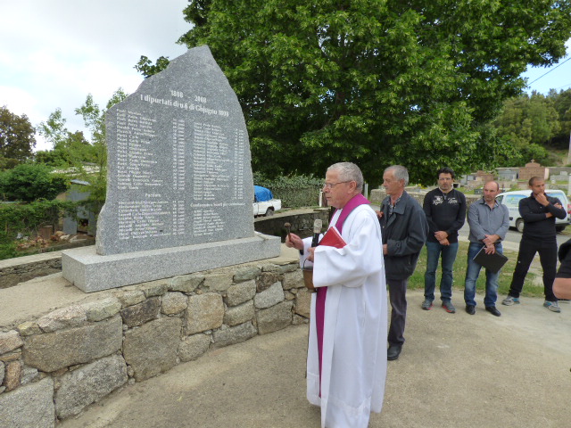 L'abbé Renucci bénit les stèles sur lesquelles ont été gravés les noms des 192 déportés d'Embrun.