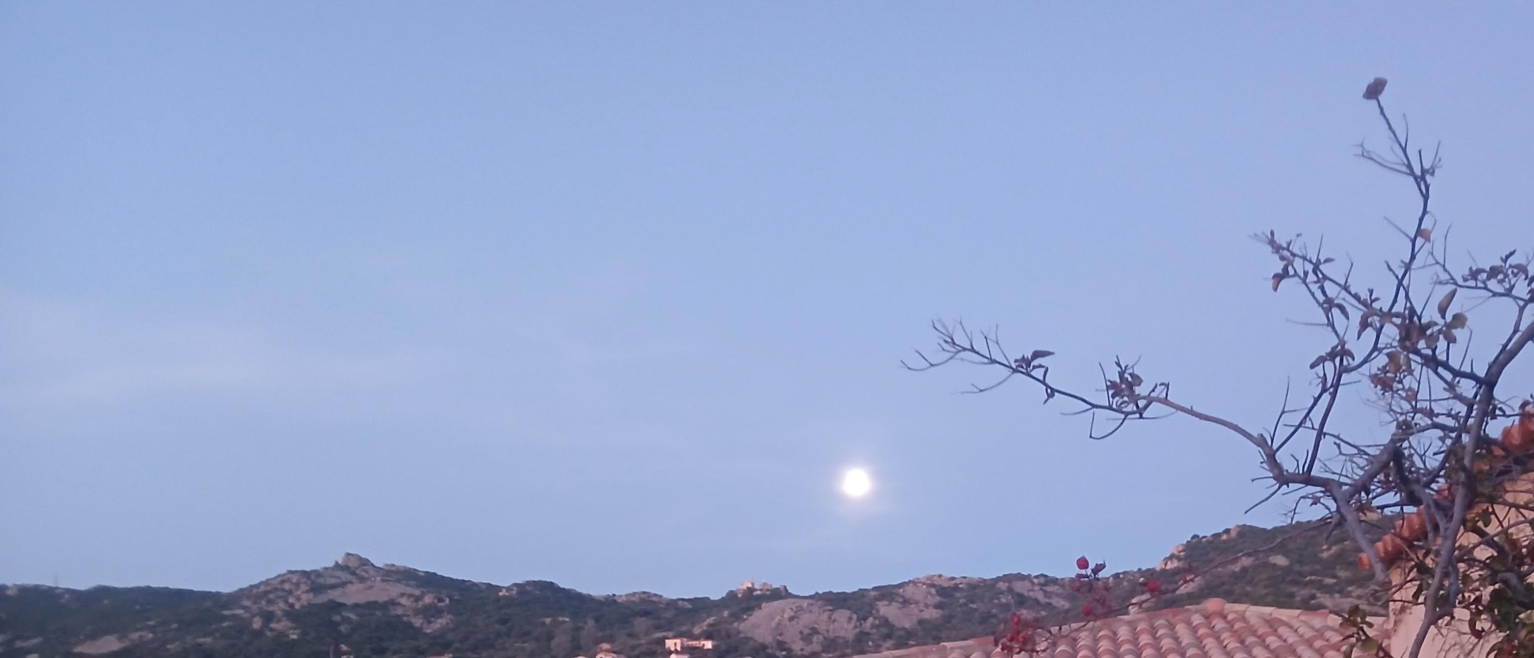 Coucher de lune au-dessus de Notre-Dame de la Serra (Bernard Lorriaux)