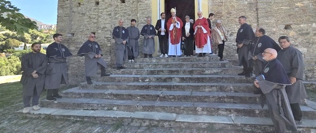 Le Cardinal François Bustillo, évêque de Corse, sur les marches de l'église San Martinu à Patrimoniu, entouré de Cristiana Ficaja Dutrina, présidente de l’Association Santa Maria Assunta, Jean-Baptiste Arena, maire de Patrimoniu, et la confrérie San Martinu.