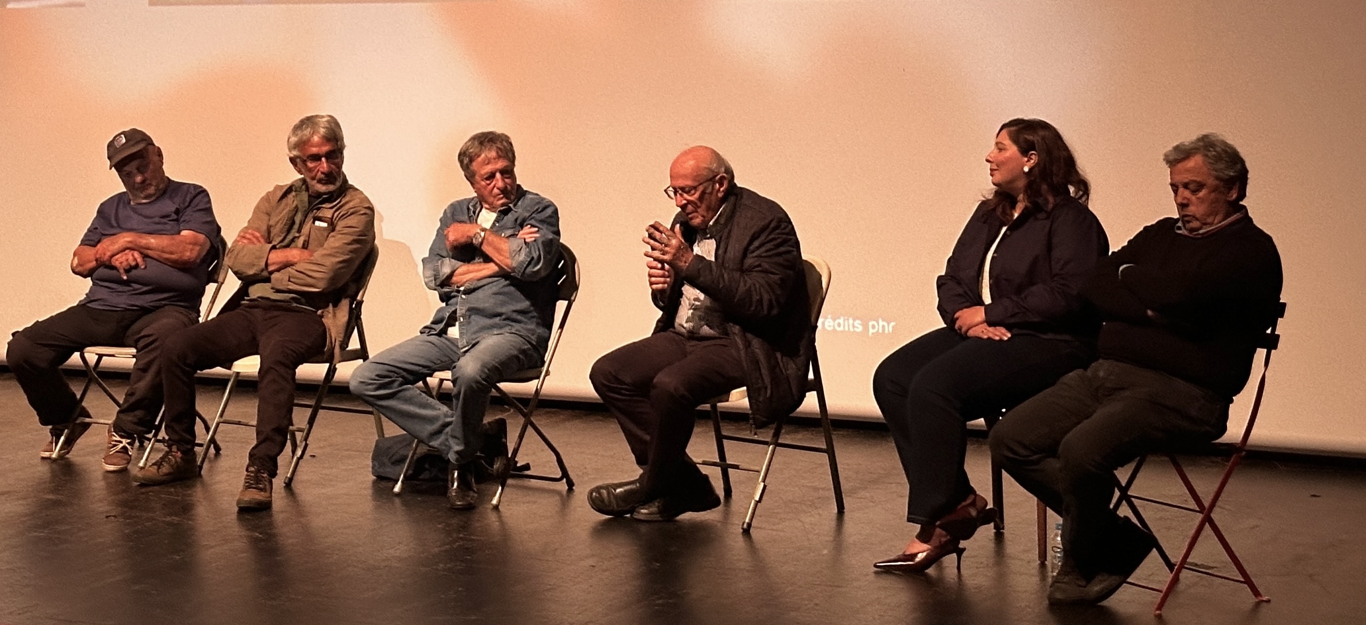 Nanou Battestini, entouré des co-fondateurs du FLNC, lors de l'avant-première du film "Des boues rouges aux nuits bleues", le 30 avril à Biguglia. Photo JB Andreani.