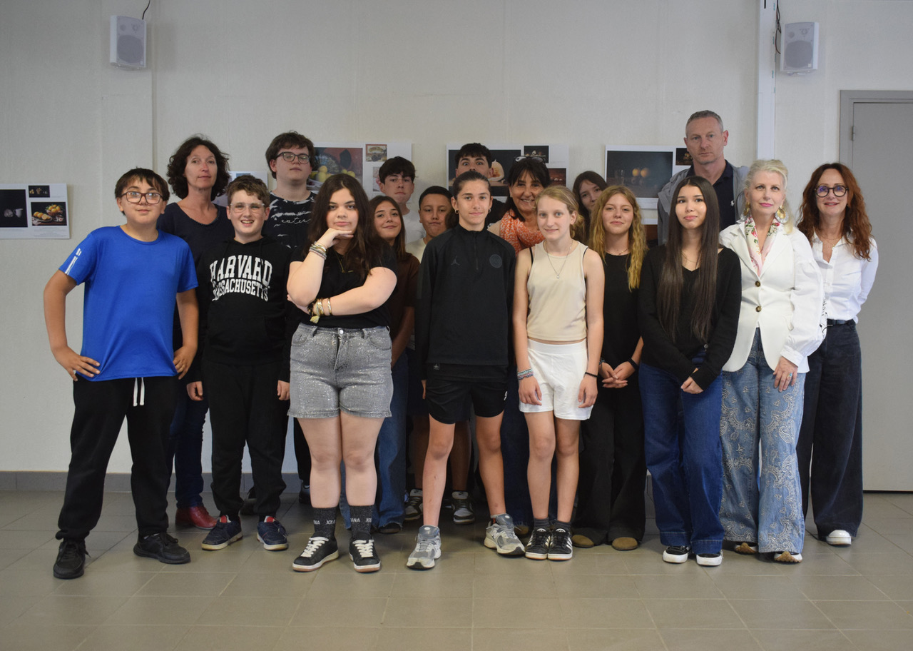 Lors du vernissage de l’exposition au collège Giraud en présence de la principale Mme Raffali et Mme Godelle, DAAC au Rectorat de l'académie de Corse,et M. Gutierrez, directeur SEGPA et Mme Marchetti, professeur spécialisée, et les élèves.