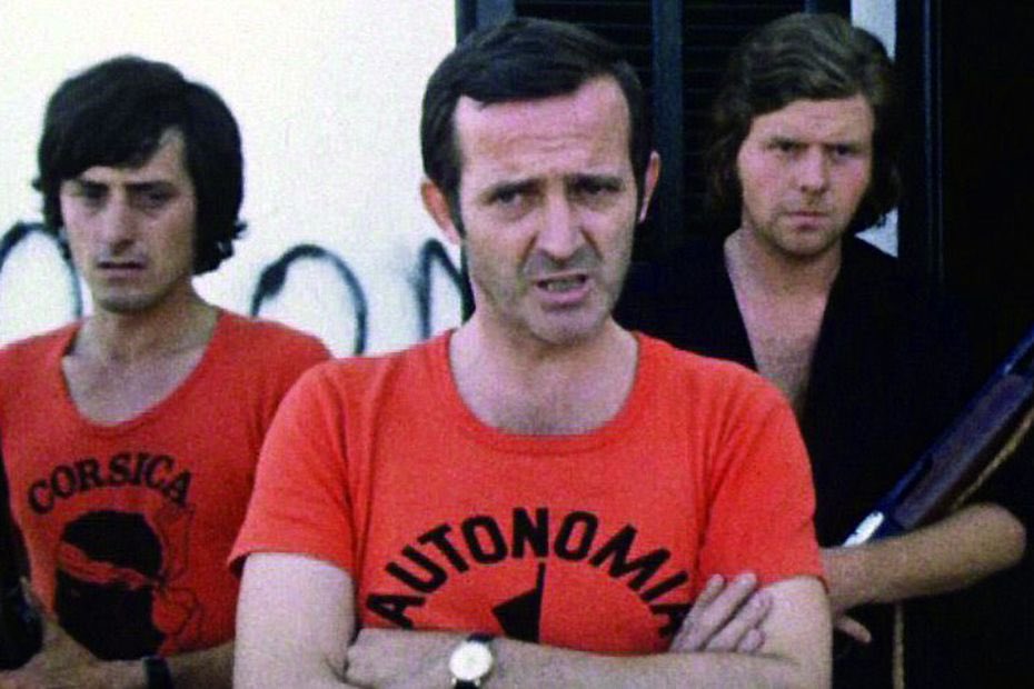 Gilles Simeoni et les militants occupent la cave Depeille à Aleria.