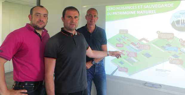 Jean-Paul Villa, dirigeant de la société Oriente Environnement, promoteur du projet, entouré de Boris Bretaudeau, géologue, et de Jean-Marie Barbaud, responsable du bureau d'études et d'ingénierie qui a mis au point le projet.