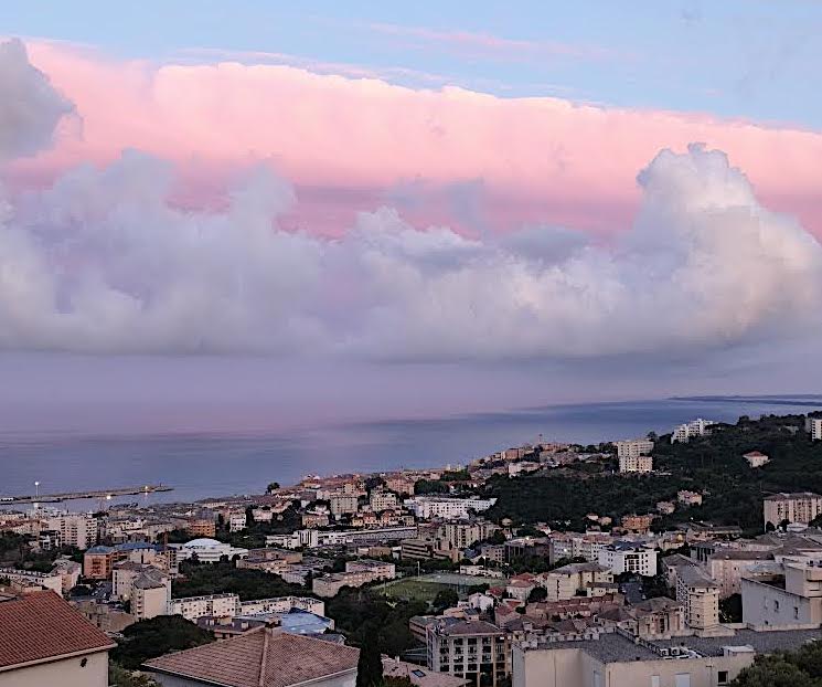 Nuages colorés au-dessus de Bastia (André costa)