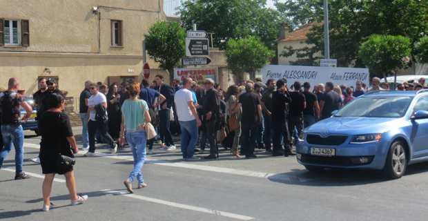 Premier rassemblement au rond-point à la sortie Sud d'Aleria.