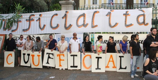 Manifestation  du collectif Parlemu Corsu à Ajaccio : « A Francia à a risa d'u Mondu »