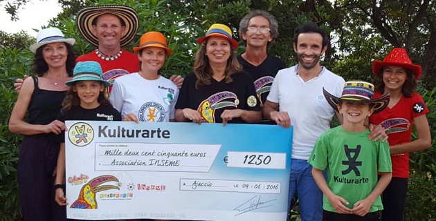 L'association Kulturarte offre un chèque pour soutenir l'action de l'association Inseme
