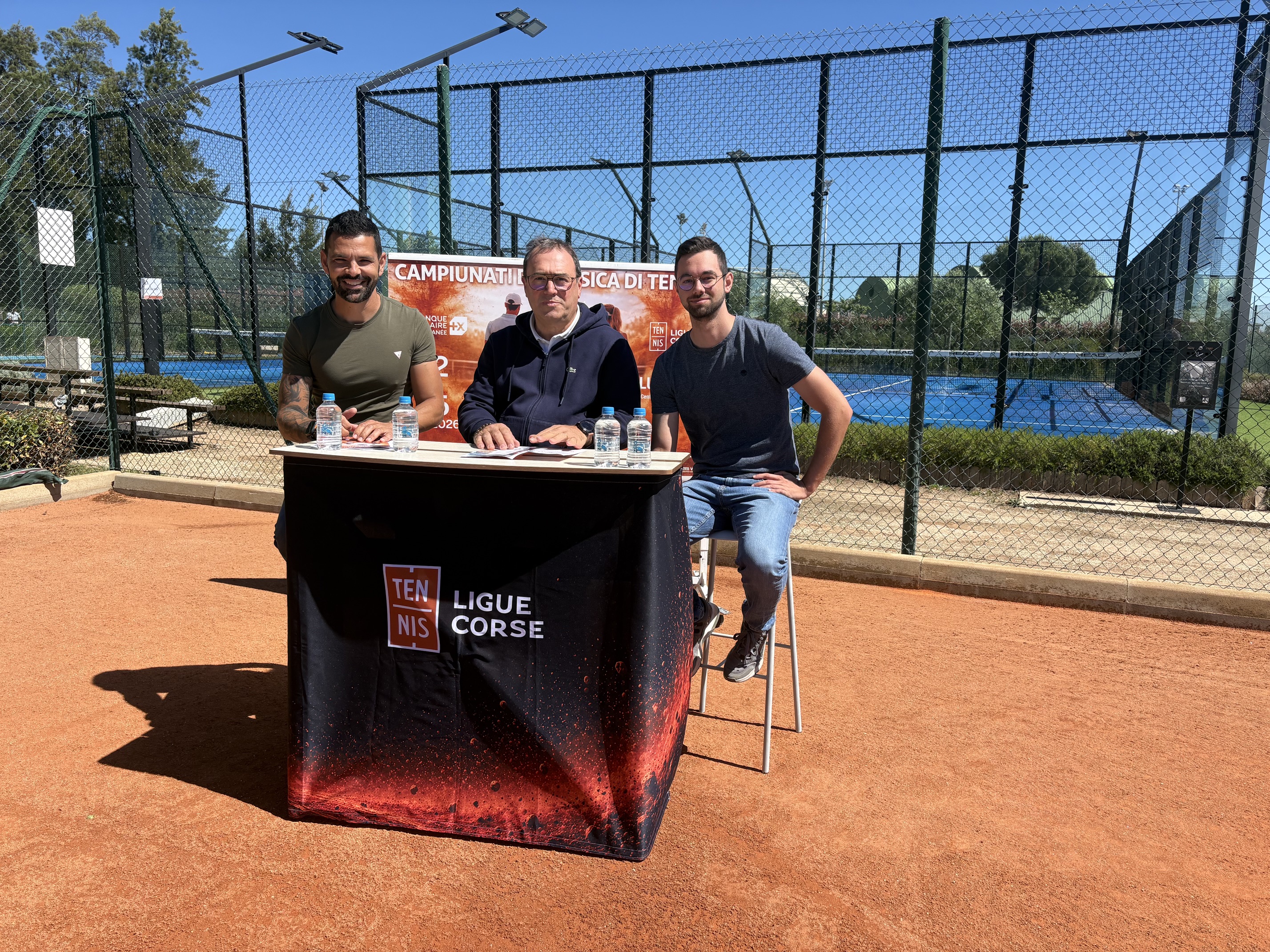 Anthony Zaru, Philippe Medori et Thomas Fevre, conseiller en développement,  ont présenté les 40emes championnats de Corse de tennis.