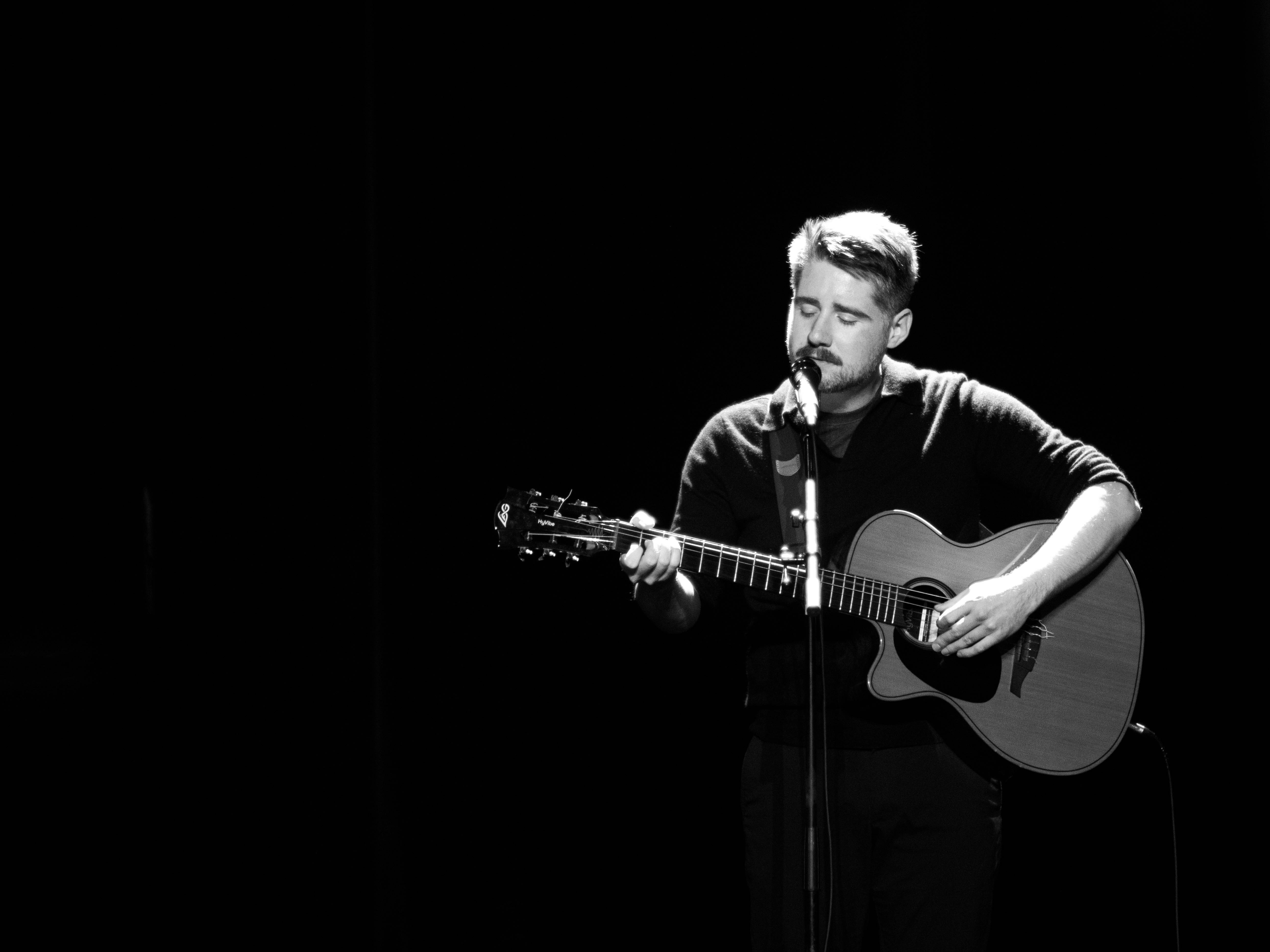 Armand Luporsi, auteur-compositeur-interprète bastiais.