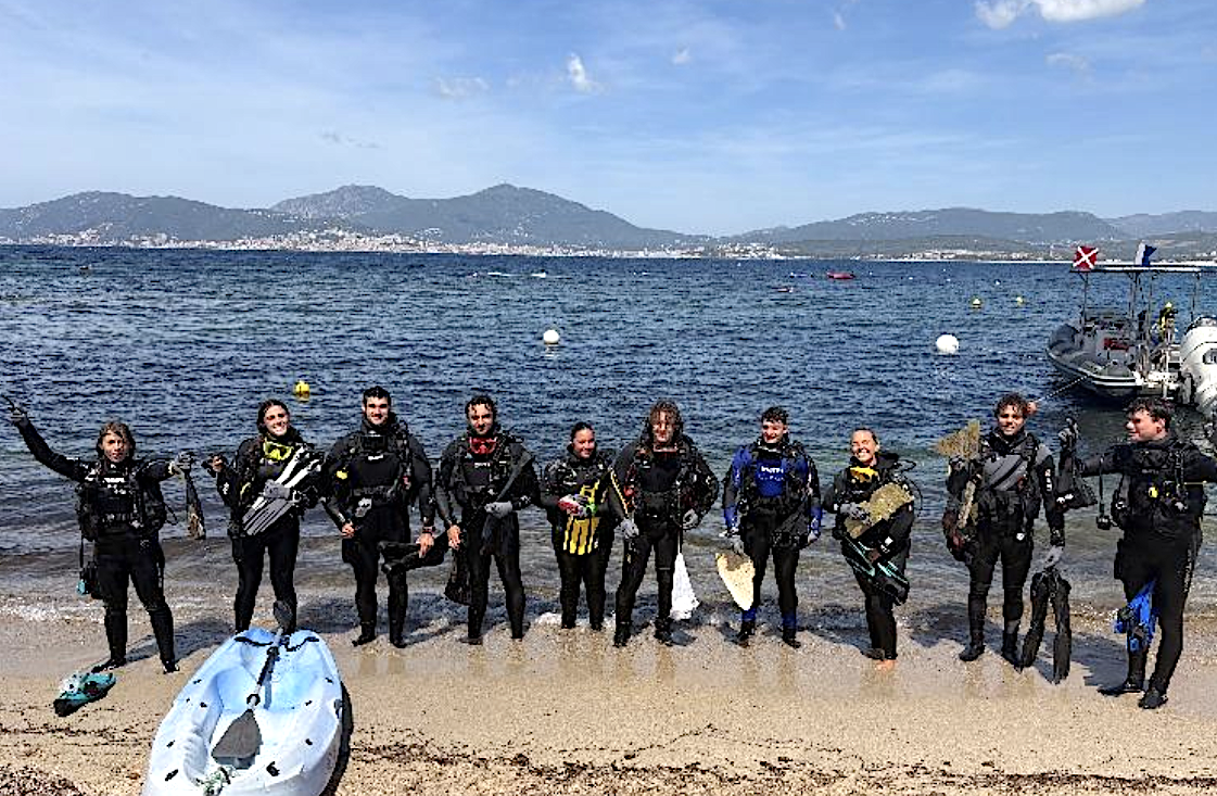 Porticcio : plus de 40 kg de déchets retirés du littoral lors de l’opération « Eco Dive x Clean Walk »