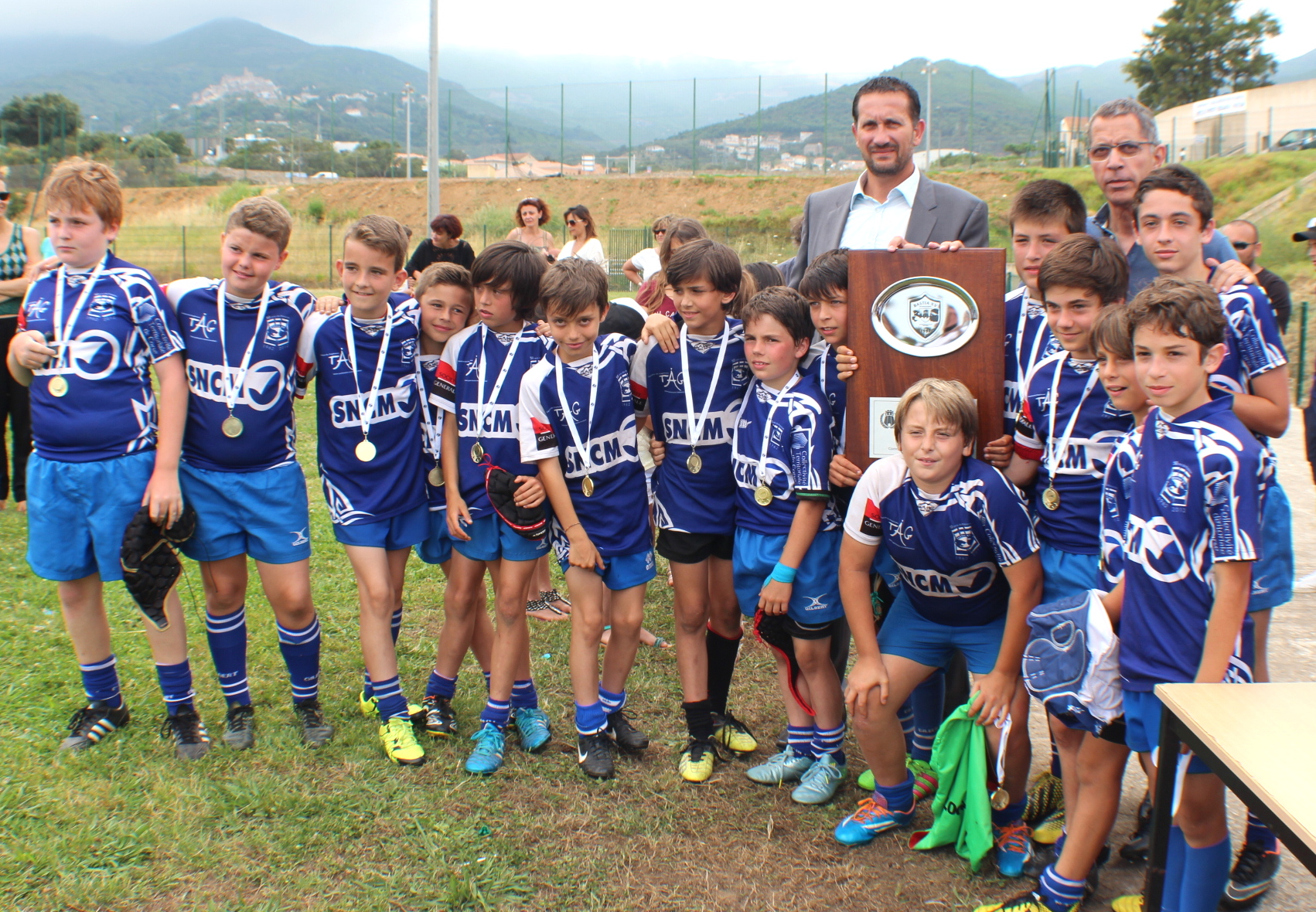 Bastia XV vainqueur en U12 récompensé par Pierre Savelli, maire de Bastia et Louis Pozzo di Borgo, président de la commission sportive de la CAB.