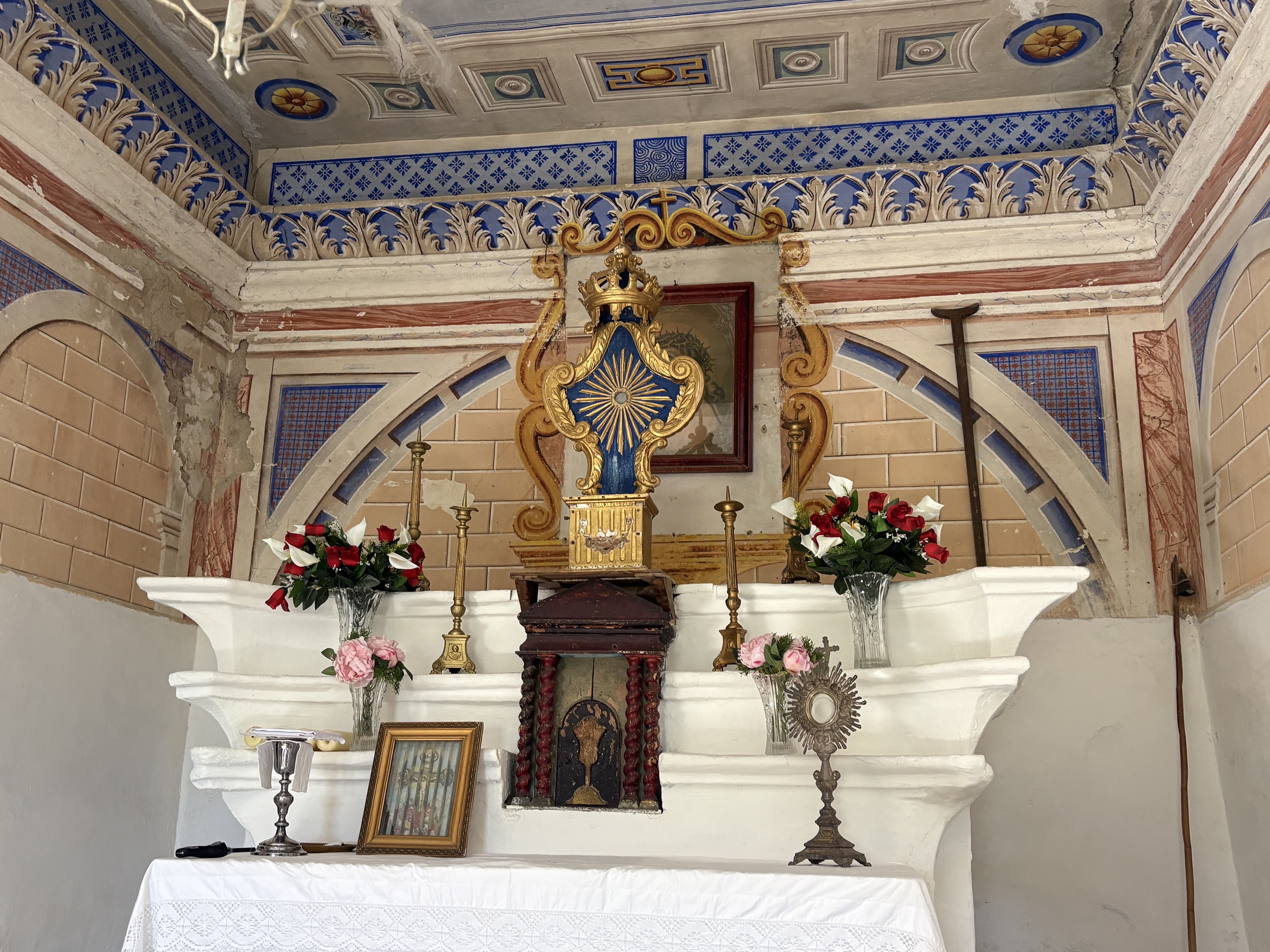 l'autel de la chapelle avec au fond la béquille !