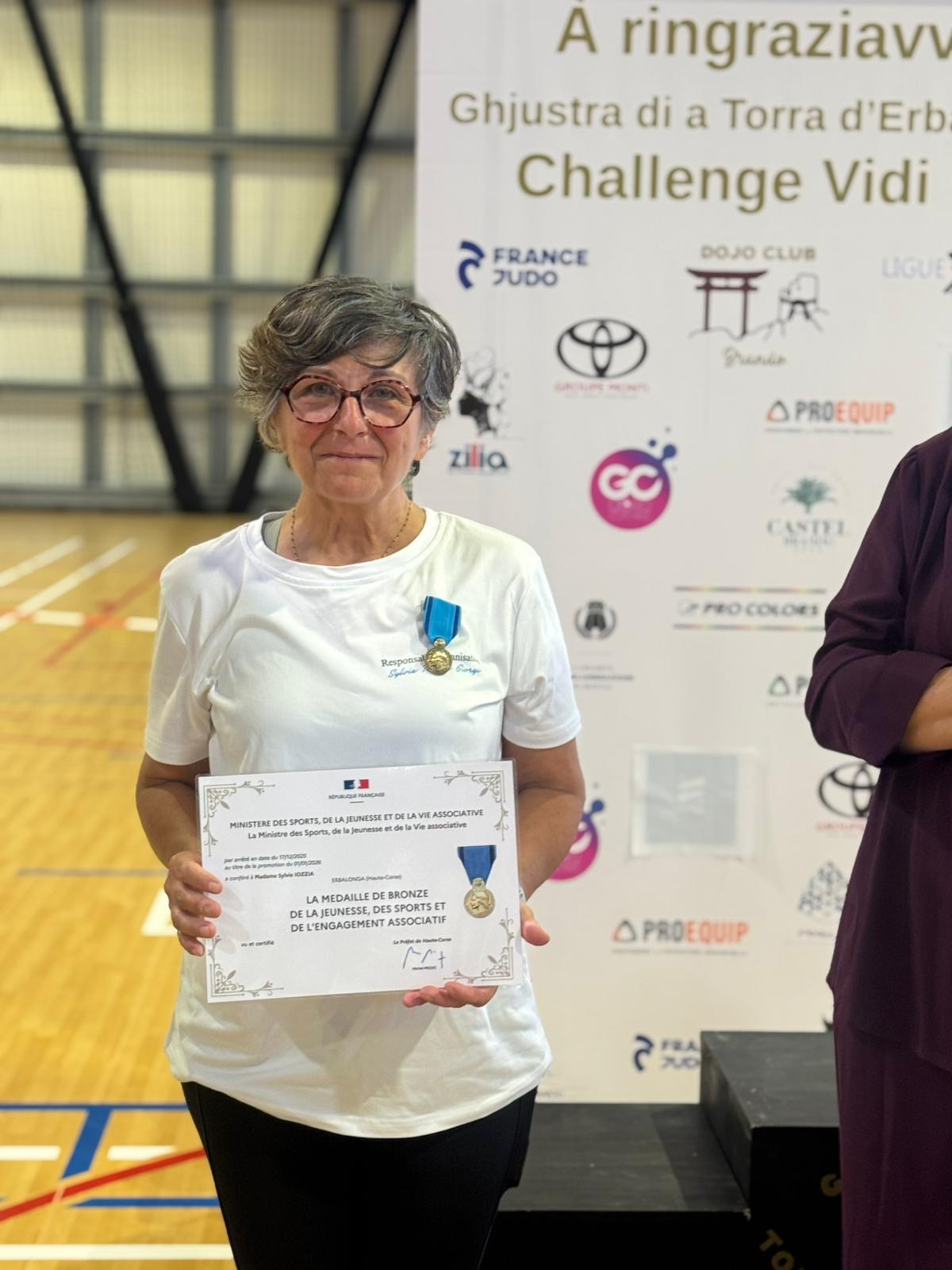 Sylvie Giorgi-Iozzia a reçu la médaille de Bronze de la Jeunesse, des Sports et de la vie associative