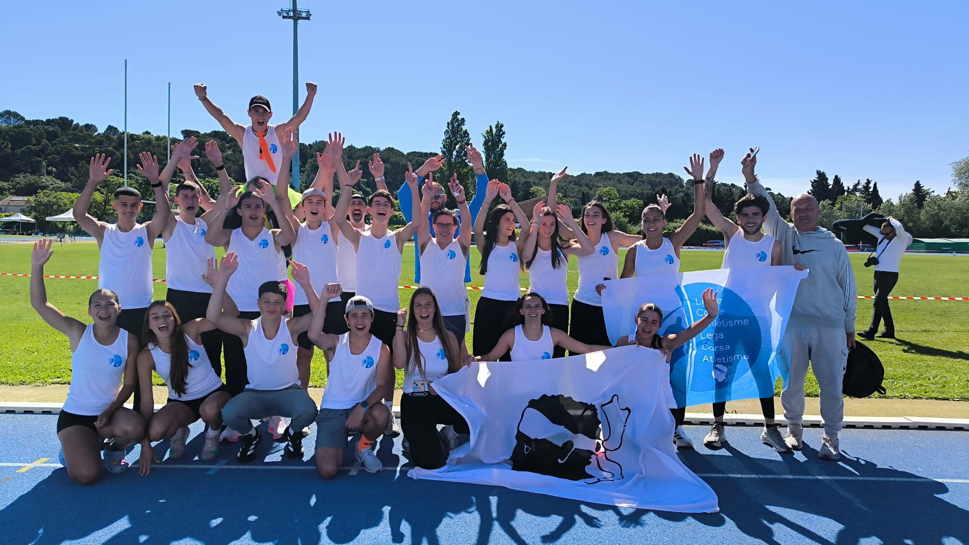 Les athlètes de la Ligue Corse d'Athlétisme réunis à Orange pour les interclubs régionaux.