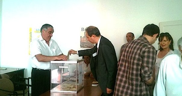 La scène date de 2013. Alex Alessandrini, alors président de la fédération du PRG de Haute-Corse, recueille le vote de Jean Zuccarelli. Au terme d'une consultation interne le PRG avait validé la candidature de Jean Zuccarelli aux municipales de Bastia. Aujourd'hui Anthony Alessandrini a pris la suite de son père. Alex. Jean Zuccarelli et ses amis contestent l'élection de samedi. (© Photo France 3 Corse)