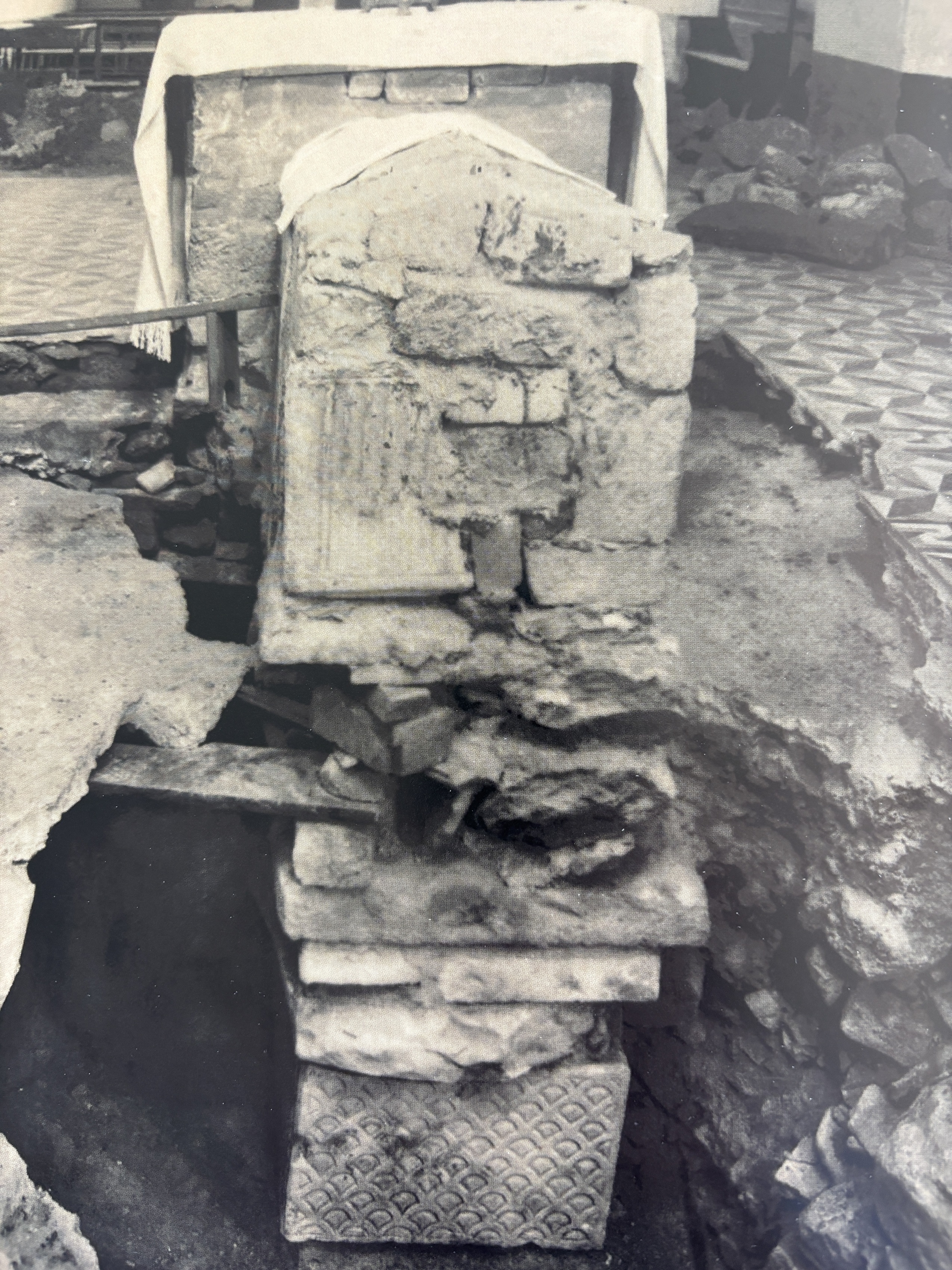 Le mystère du sarcophage. Les chrétiens d'Olmia avaient enterré profondement le cercueil de marbre sous un 1 m de plaques de marbre pour dissuader les pilleurs de tombes.