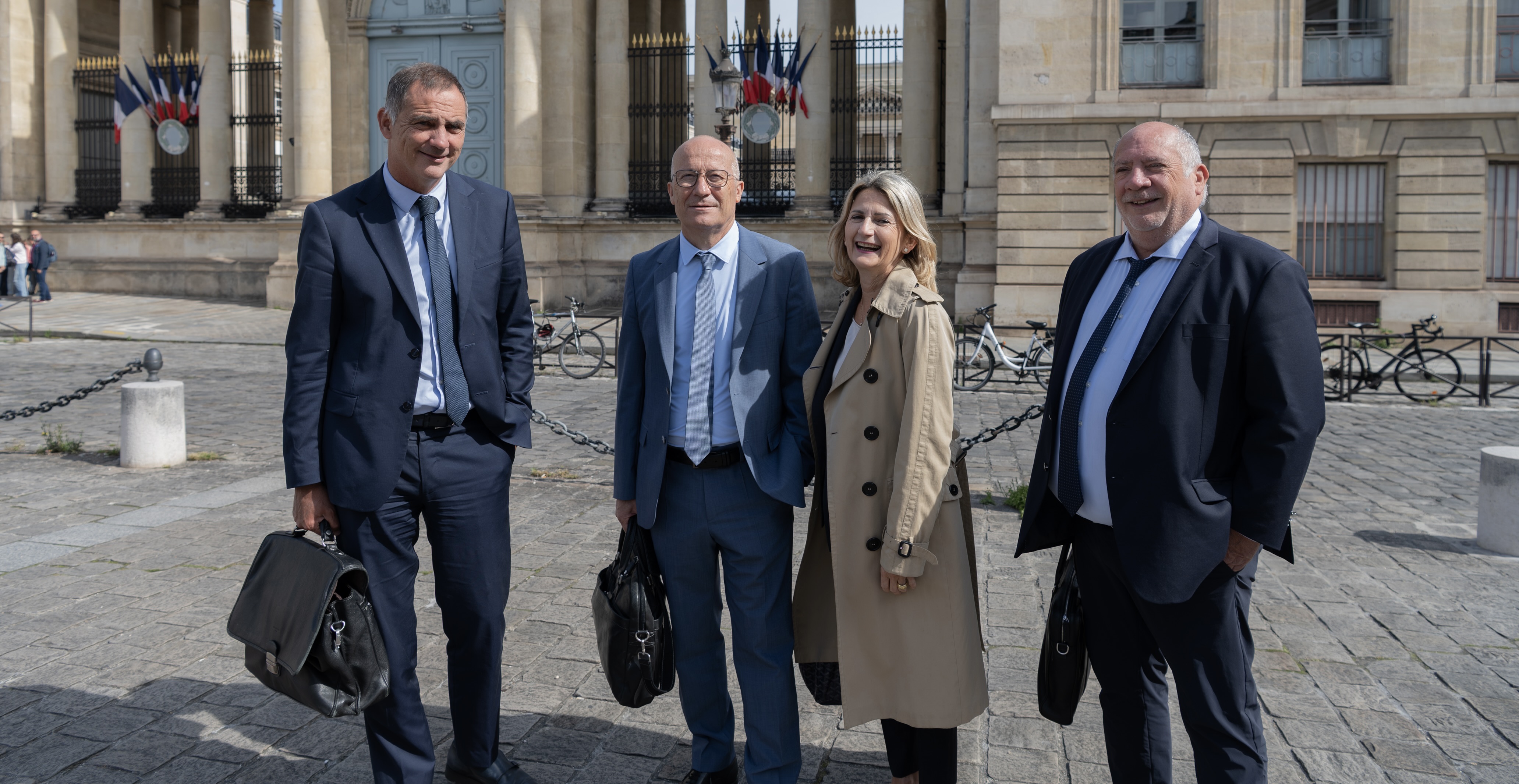 Gilles Simeoni, conseiller exécutif en charge de l’autonomie et maire de Bastia, Gilles Giovannangeli, président du Conseil exécutif, Nanette Maupertuis, présidente de l’Assemblée de Corse et Paulu Santu Parigi, sénateur de Haute-Corse, devant l'Assemblée nationale. crédit photo «&nbsp;Collectivité de Corse&nbsp;»