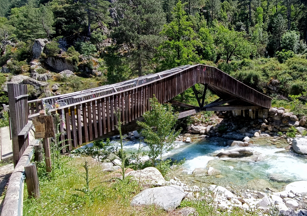 Corte - La passerelle de Chjarasgiolu, dans la Restonica, fermée au public