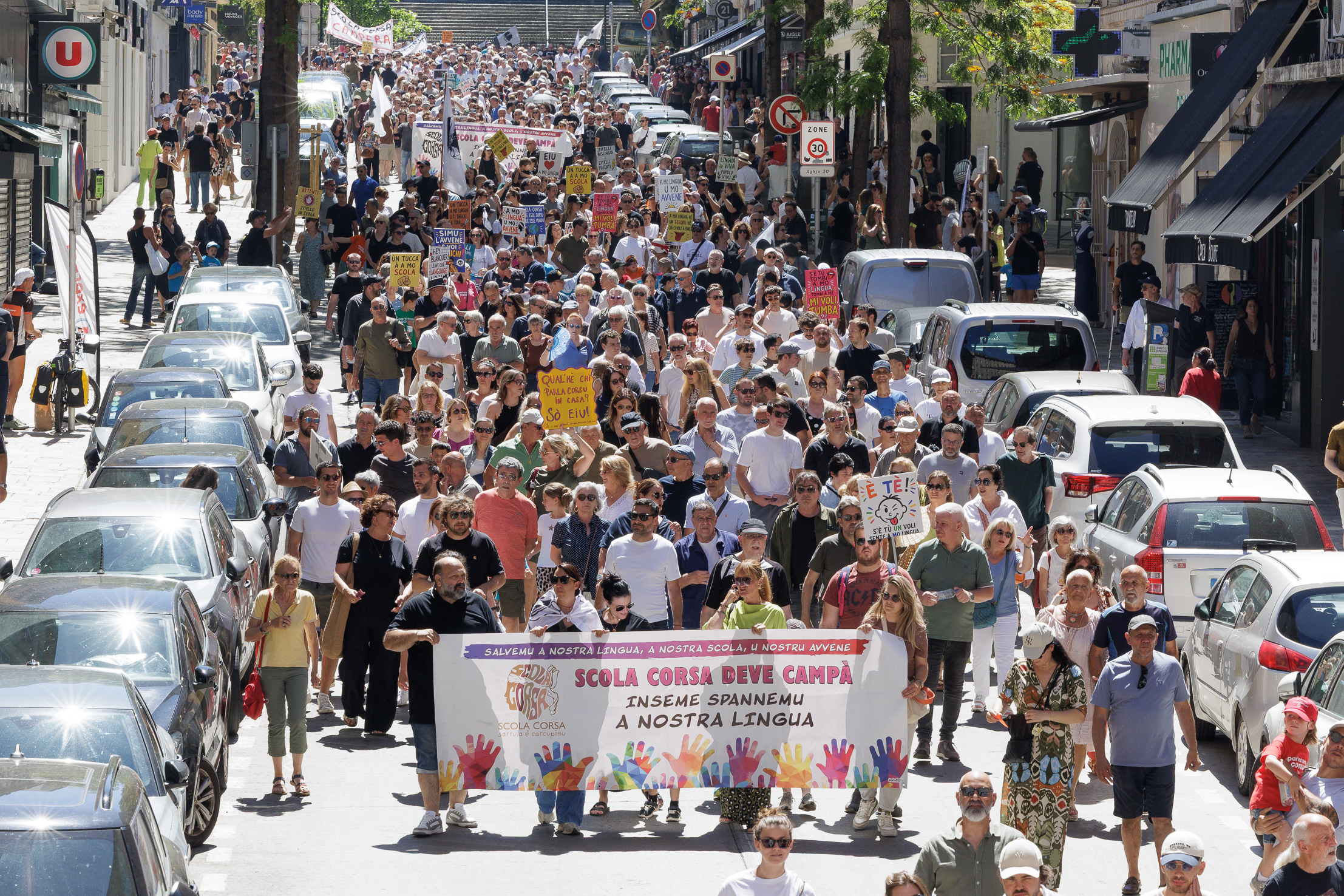 À Bastia, plus de 2 000 personnes manifestent leur soutien à Scola Corsa