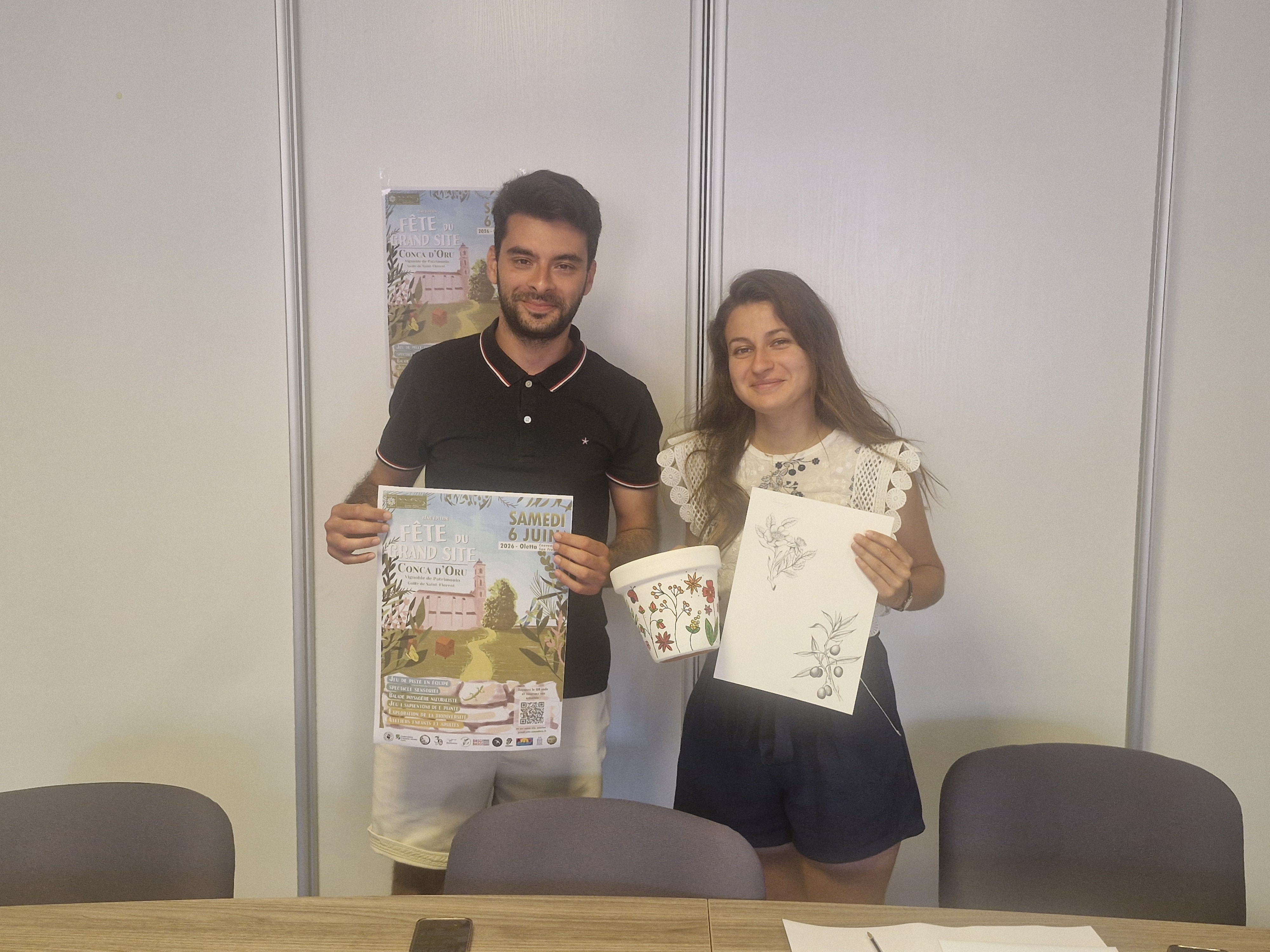 François Pieroni et Louise Béguinot (chargée d'animation patrimoine) présentent le programme et les ateliers de la 2e Fête du Grand Site, prévue ce samedi 6 juin à Oletta.