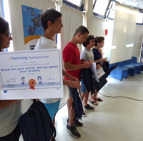 Les élèves ont aussi mérité ce diplôme.