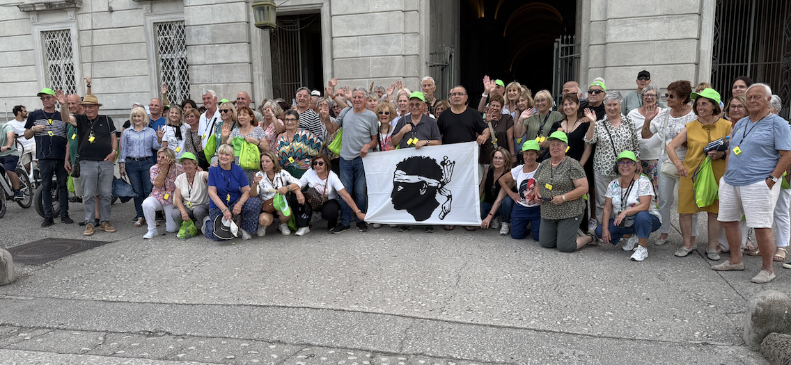 Le groupe du Comité des fêtes et de l'Animation du Patrimoine de Bastia devant la Reggia de Caserta