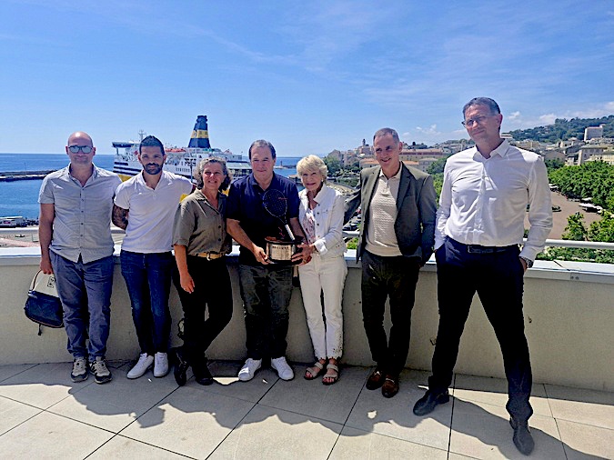 Les organisateurs de la Raquette de Corail réunis lors de la conférence de presse à la mairie Bastia, avec le trophée de la compétition. © Matteo Lanfranchi