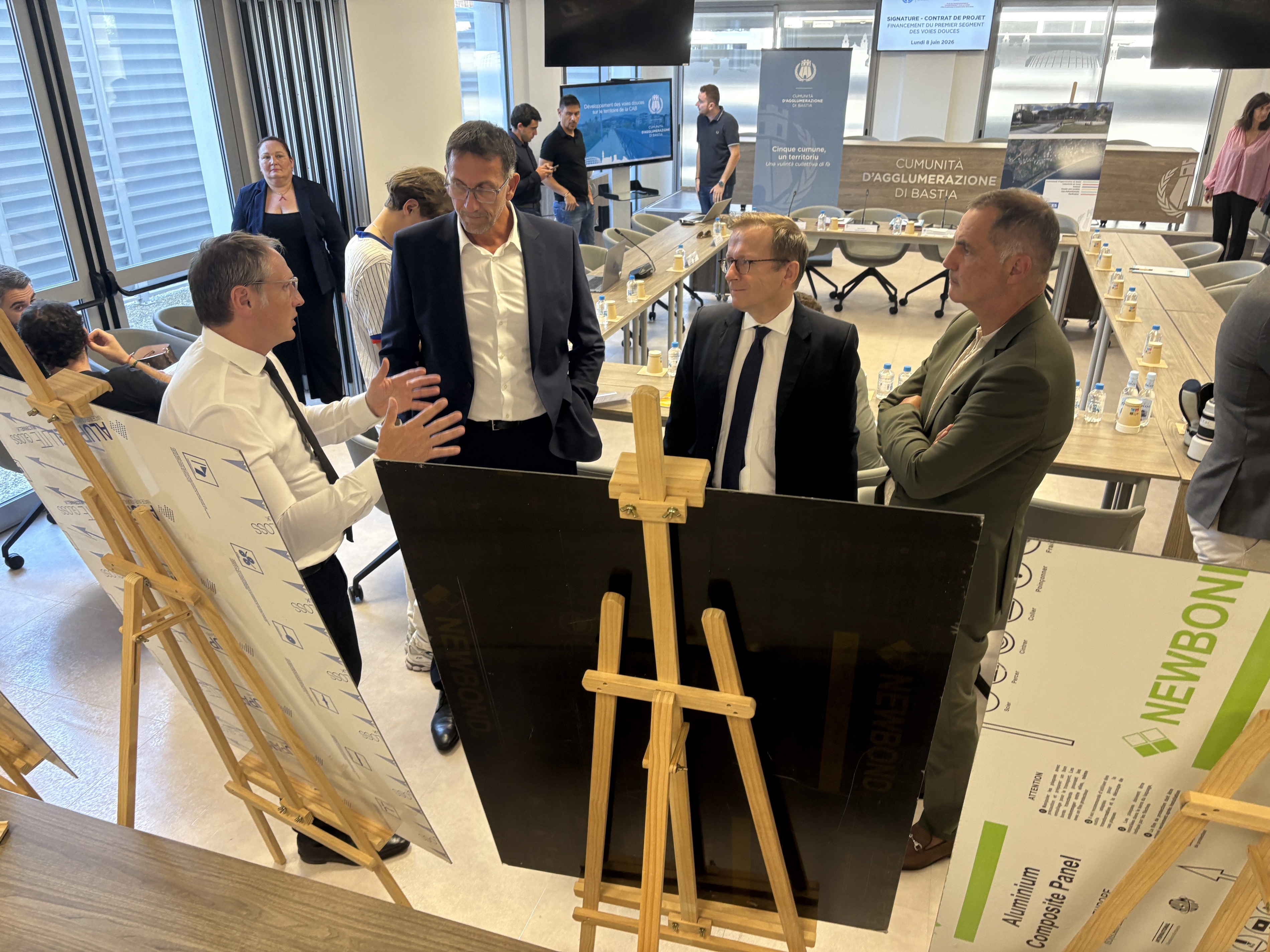 Louis Pozzo di Borgo a présenté à Michel Prosic, préfet de Haute-Corse, (à gauche), Eric Jalon, préfet de région (à droite) et Gilles Simeoni, maire de Bastia, les projets déjà réalisés sur le territoire de la CAB.