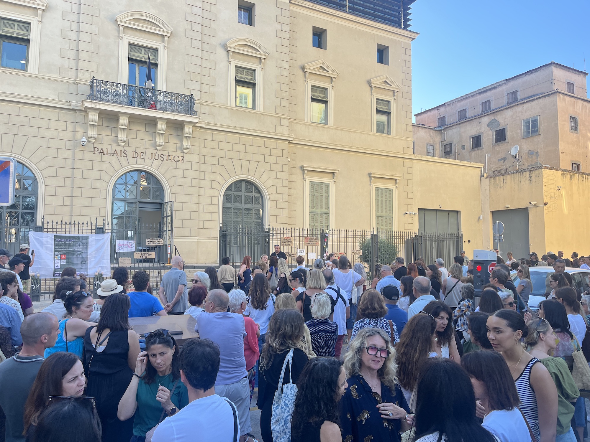 « Vous n’ignorez pas, vous choisissez de ne pas agir » : plus de 500 personnes mobilisées en Corse en mémoire de Lyhanna