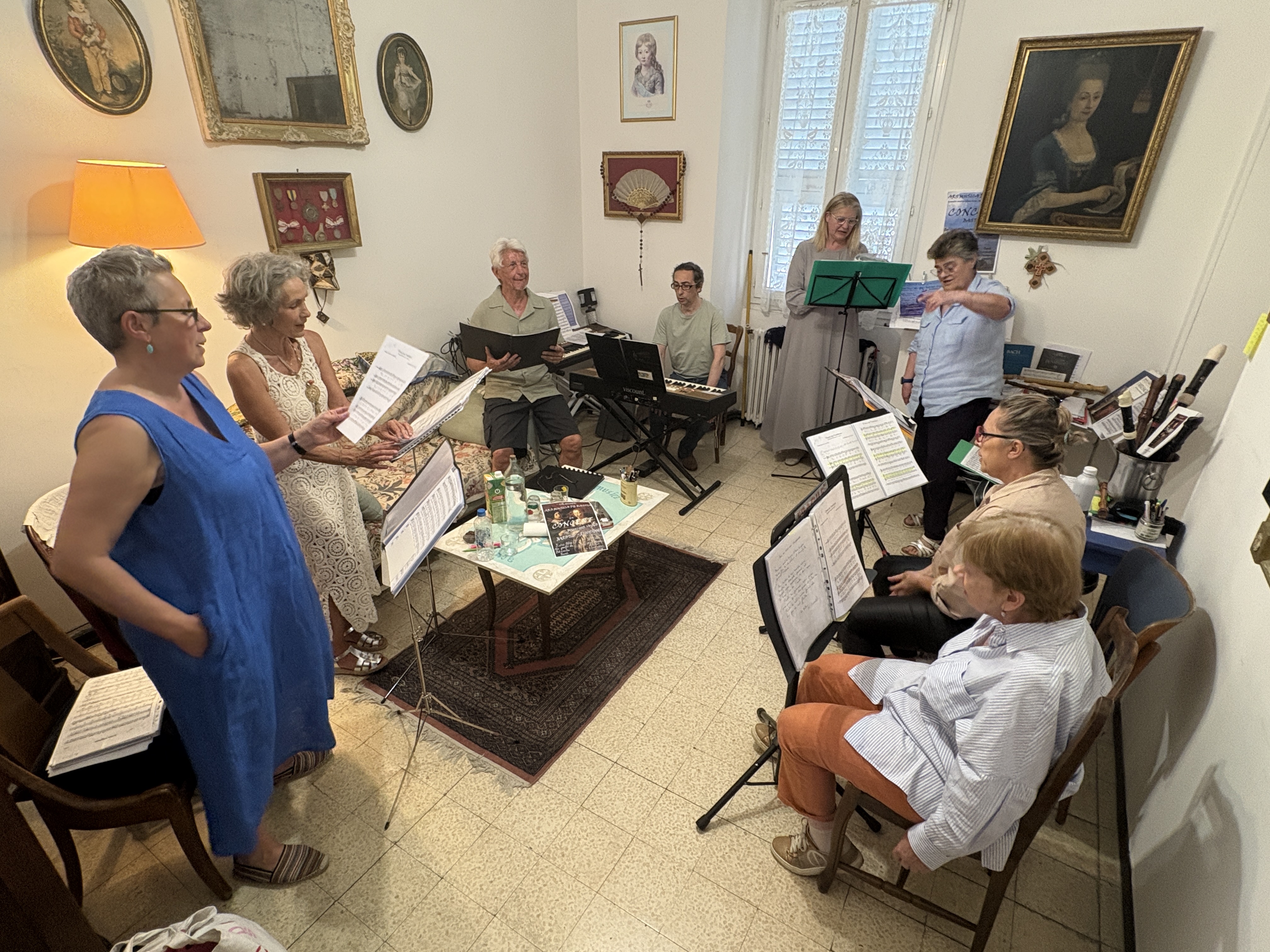 L'ensemble Ars Musica en répétition sous la baguette de sa cheffe de choeur Anne-Marie D’isoard De Chenerilles.