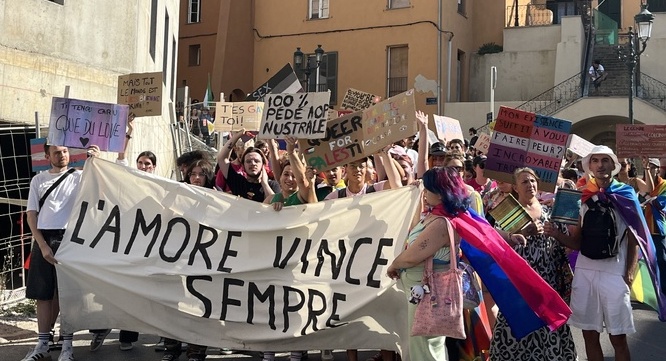À Ajaccio, la Marche des fiertés rassemble 250 personnes pour défendre visibilité et droits LGBT+