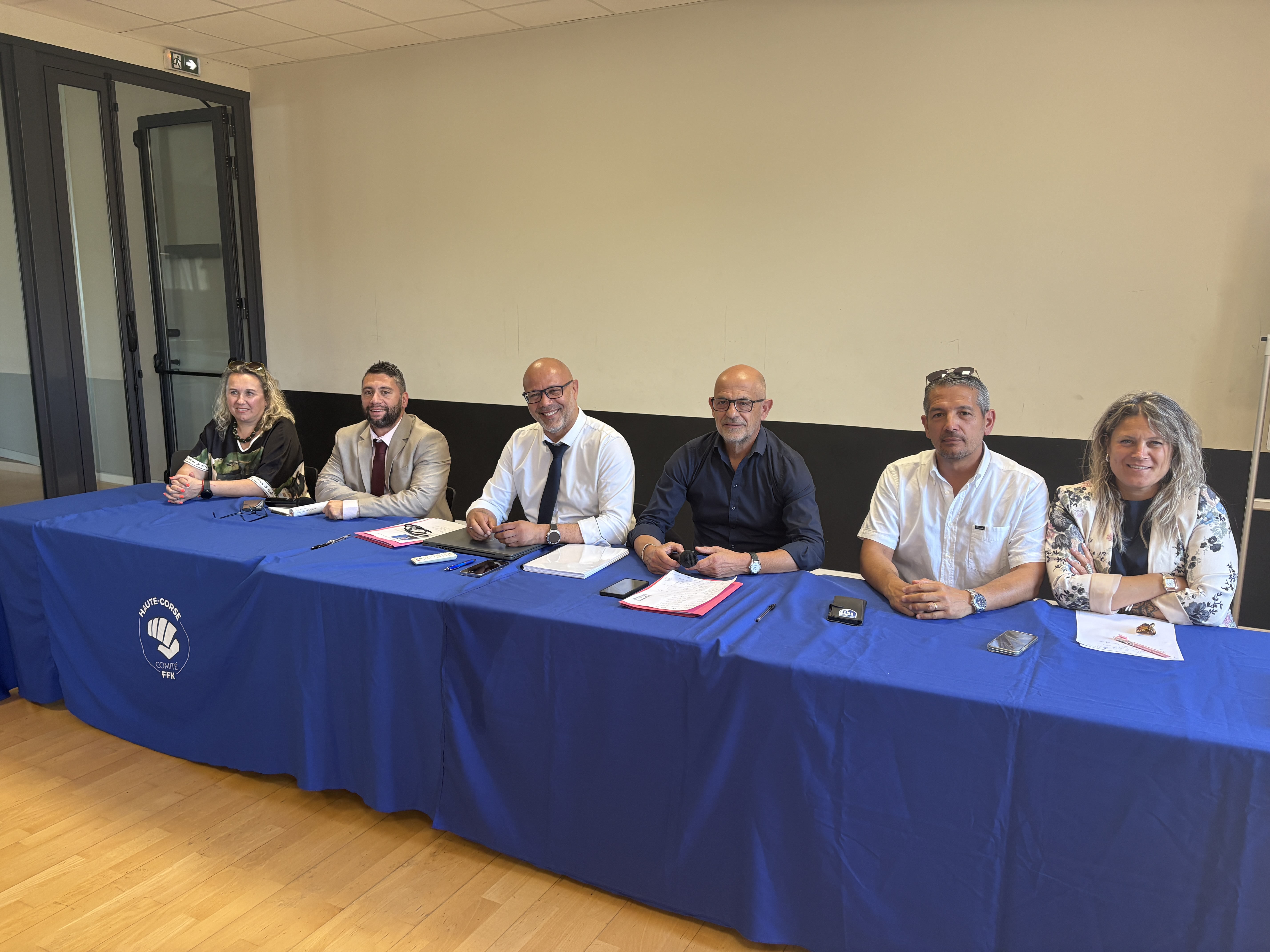 Le président de la FFKDA (chemise blanche cravate) et le DTN Bruce Neuffer, à sa droite, lors de la conférence de presse avec les membres du Comité de Haute-Corse de karaté ce mardi à  Borgo.