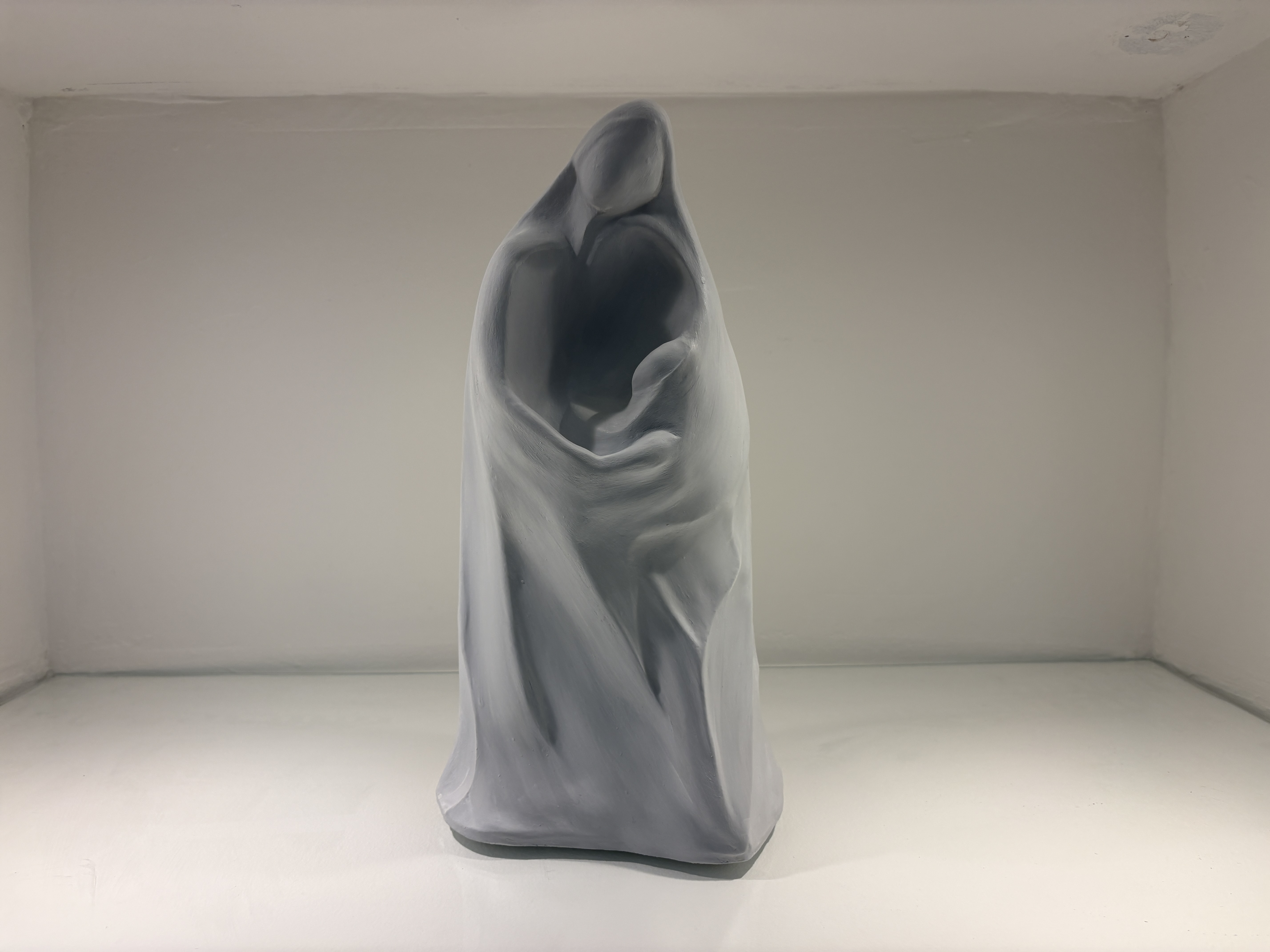 "Mater Dei" : Sur cette oeuvre la figure de la Vierge incarne la douceur première, celle qui apaise et enveloppe l'humanité naissante.