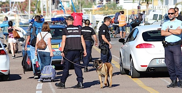 Contrôles de Gendarmerie à l'arrivée du "Corsica Victoria"à Calvi