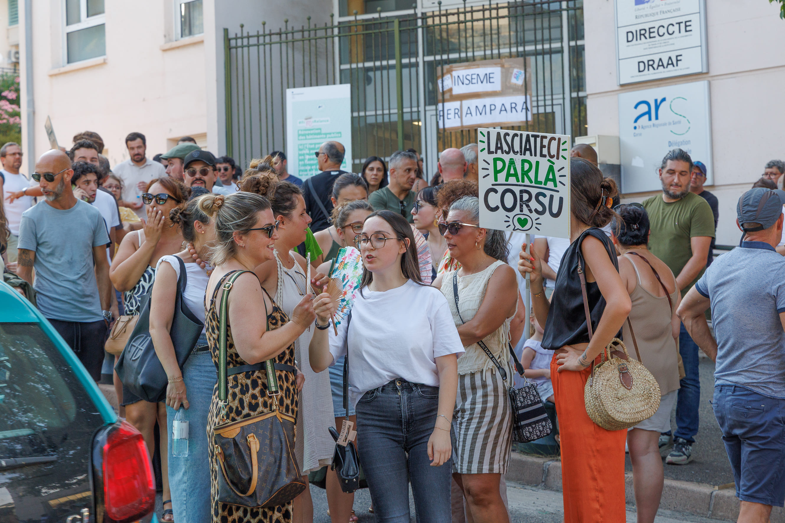 Plus d'une centaine de personnes étaient réunies jeudi soir pour soutenir Scola Corsa à Bastia (Photo Gérard Baldocchi)