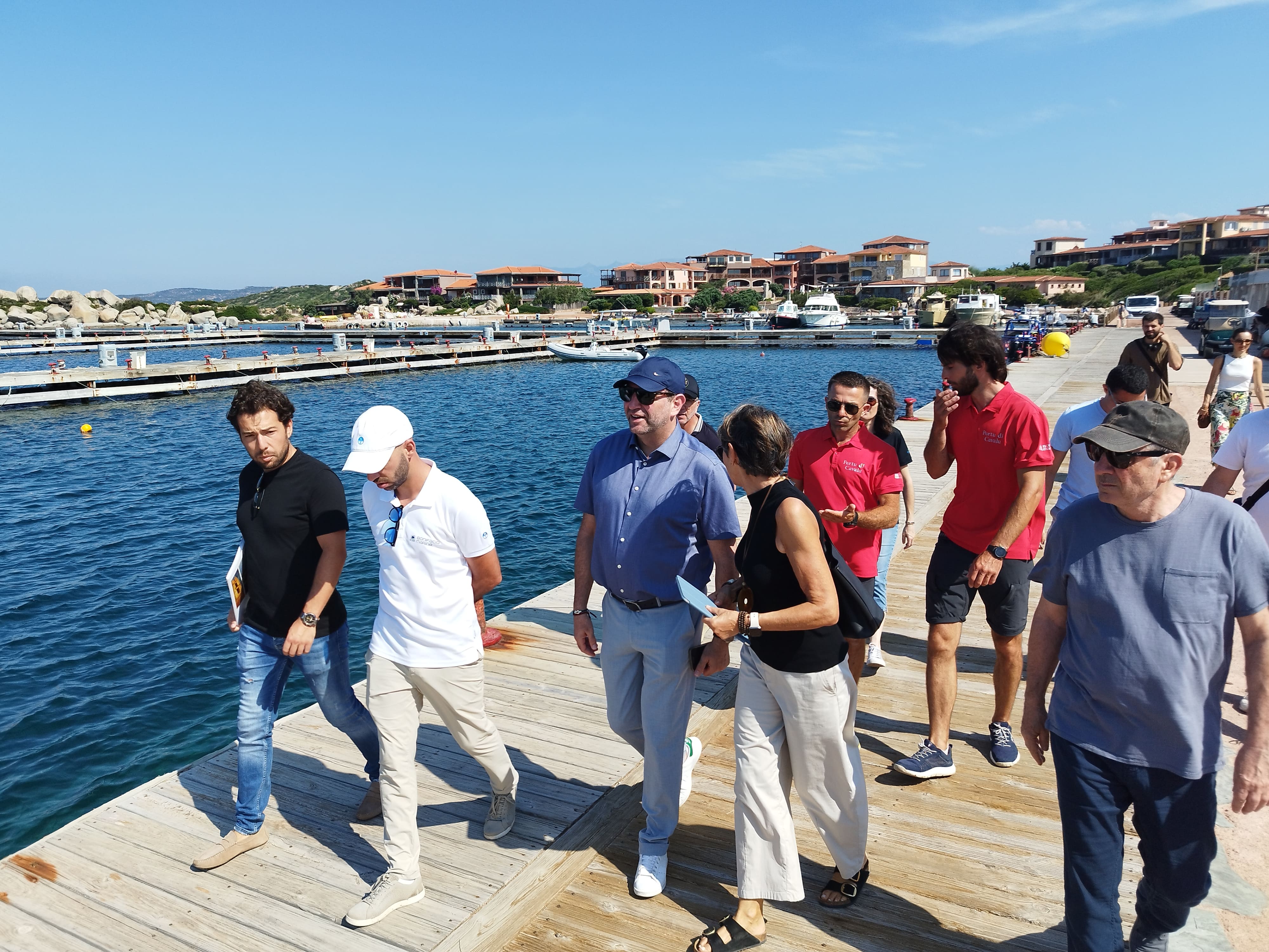 Jean-Charles Orsucci (au centre), accompagné de ses adjoints, de conseils juridiques et de techniciens, ce vendredi matin, sur le port de Cavallo.