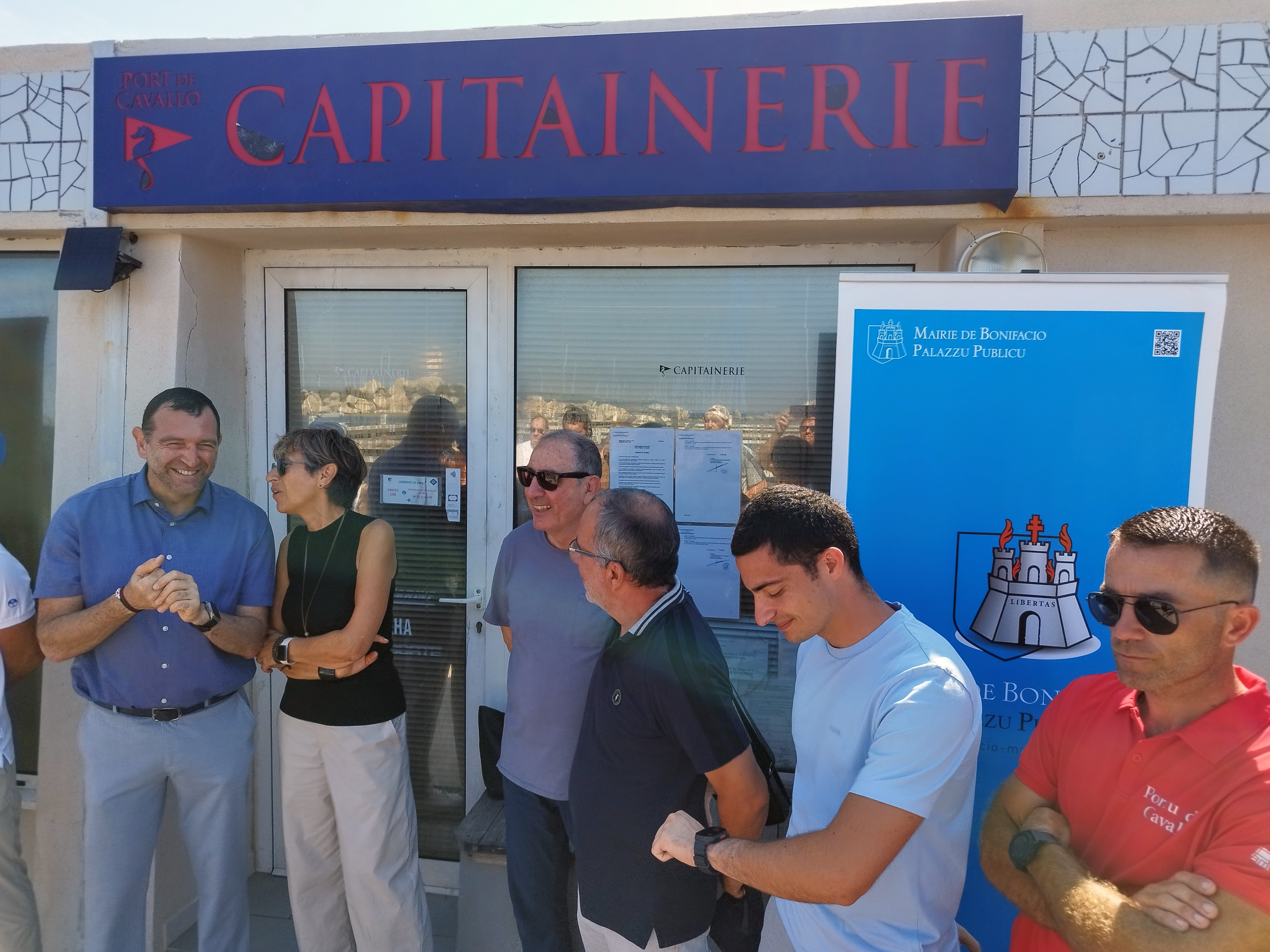 Des panneaux "Ville de Bonifacio" ont été placés symboliquement devant la capitainerie du port de Cavallo.