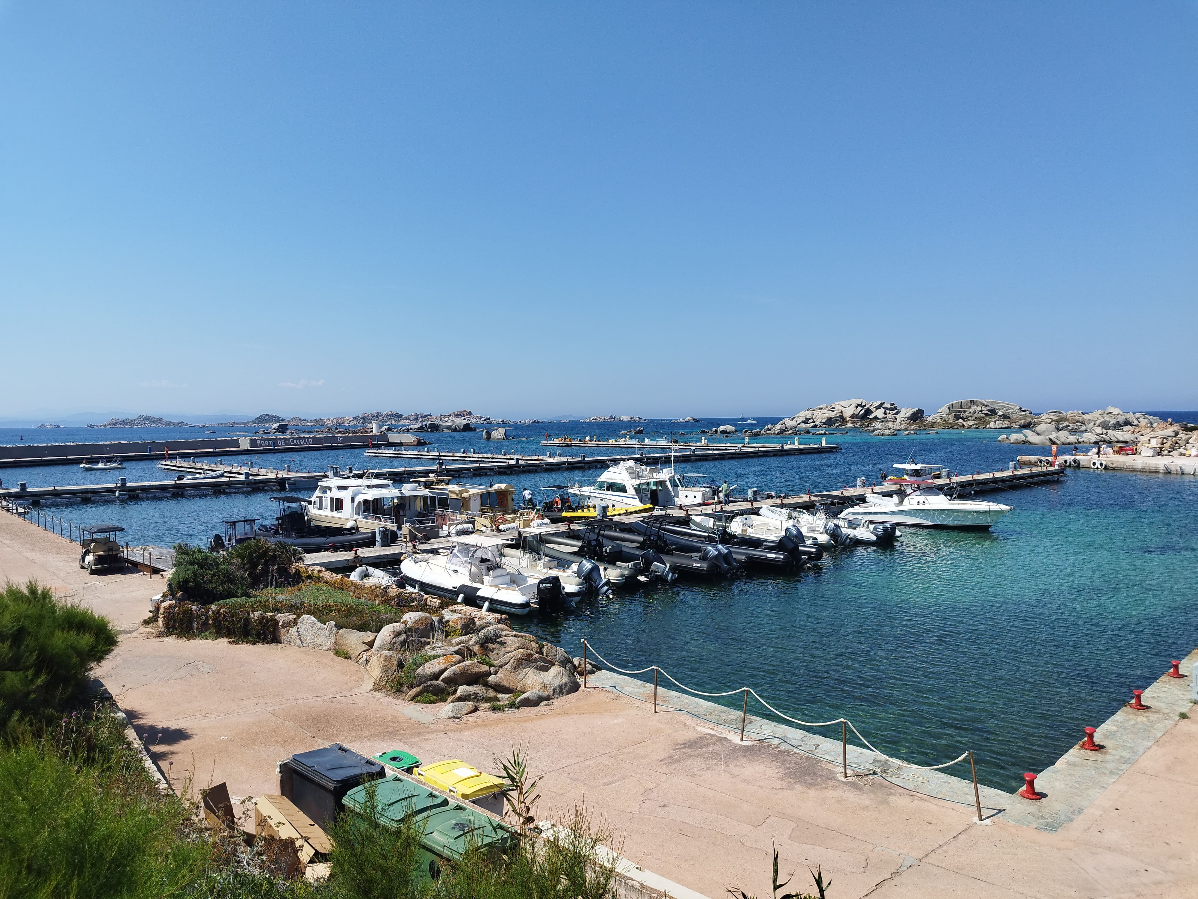 L'arrêté de fermeture du port condamne la plupart des pontons, à l'exception d'un demi-ponton, pour permettre les allées et venues sur l'île.