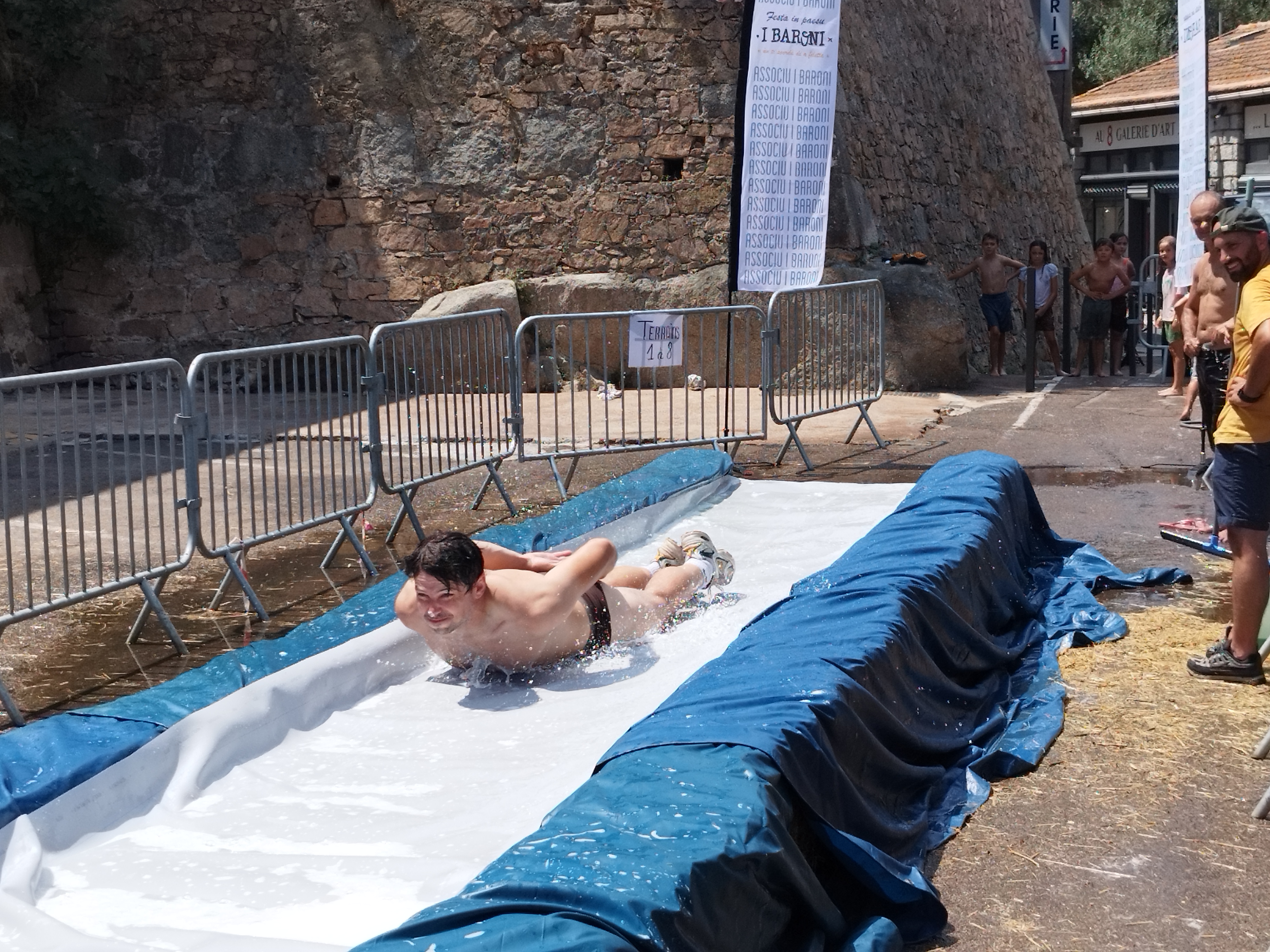 La chaleur aidant, c'est en slip que certains se sont élancés sur le ventriglisse !